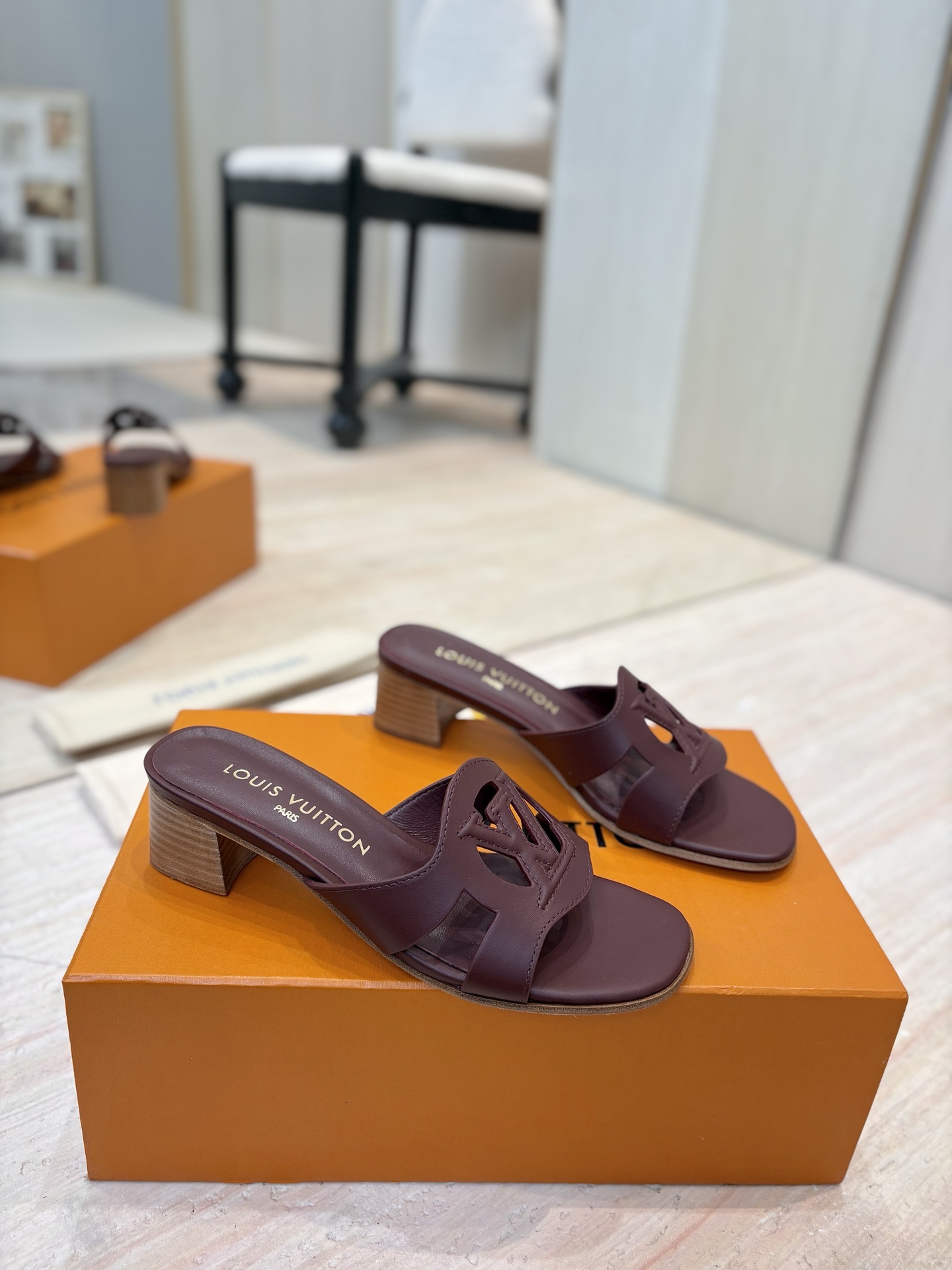 NO:244530,25ss new upgrade, lizard pattern slippers make this LV Isola flat sandals feature soft cowhide leather, making the wide upper hollow LV Circle logo, pursuing the classic style that spans time. Multi-layer leather builds a wear-resistant integrated outsole, and the padded insole makes the comfort upgraded again. Upper: imported calfskin Inner: Sheepskin Inner Outsole Italian leather Outsole Heel height: Flat/4.5 cm Size: 35-42 (40.41.42 Customized without return) Full packaging, slippers, christian louboutin, louis vuitton, slippers, cowhide, sheepskin, Leather soles1986090925ss全新升级 蜥蜴纹拖鞋更显个性 本款 LV Isola 平底凉拖采用柔软牛皮革,令宽幅鞋面呈现镂空 LV Circle 标识,追寻跨越时间的经典格调.多层皮革构筑耐磨一体式外底,衬垫内底令舒适感再度升级. 鞋面: 进口小牛皮 内里: 羊皮内里 大底意大利真皮大底 跟高: 平底/4.5公分 码数: 35-42（ 40.41.42定做不退换） 包装全套包装,拖鞋,christian louboutin,louis vuitton,slippers,cowhide,sheepskin,Leather soles,Women's Shoes