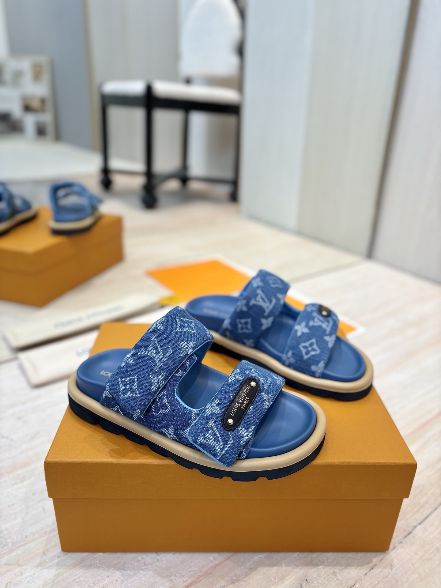 NO:244528,(Couple model) LV Donkey Brand L Home 2025 hit embossed logo embossed sandals This model Pool Pillow Comfort flat sandals material technology fabric, reinterpreted with high-frequency imprinting technology Monogram pattern. Soft padded upper with adjustable Velcro, comfortable and tough insole adds harmonious color. Original customized technology fabric with soft sheepskin inner soft sole original open mold rubber foam sole Size: 35-45 Packaging full set of drawer boxes, slippers, louis vuitton, louis vuitton, louis vuitton, louis vuitton, slippers, sheepskin19860909（情侣款） LV驴牌L家 2025爆款 浮雕logo 压花 凉拖鞋 本款 Pool Pillow Comfort 平底凉拖取材科技织物,以高频压印技术重绎 Monogram 图案.柔软加垫鞋面搭配可调节魔术贴,舒适韧性鞋垫再添和谐色彩 面料原版定制科技织物 内里柔软羊皮里 鞋底原版开模橡胶发泡大底 码数:35-45 包装全套抽屉盒,拖鞋,louis vuitton,louis vuitton,louis vuitton,slippers,sheepskin,Women's Shoes