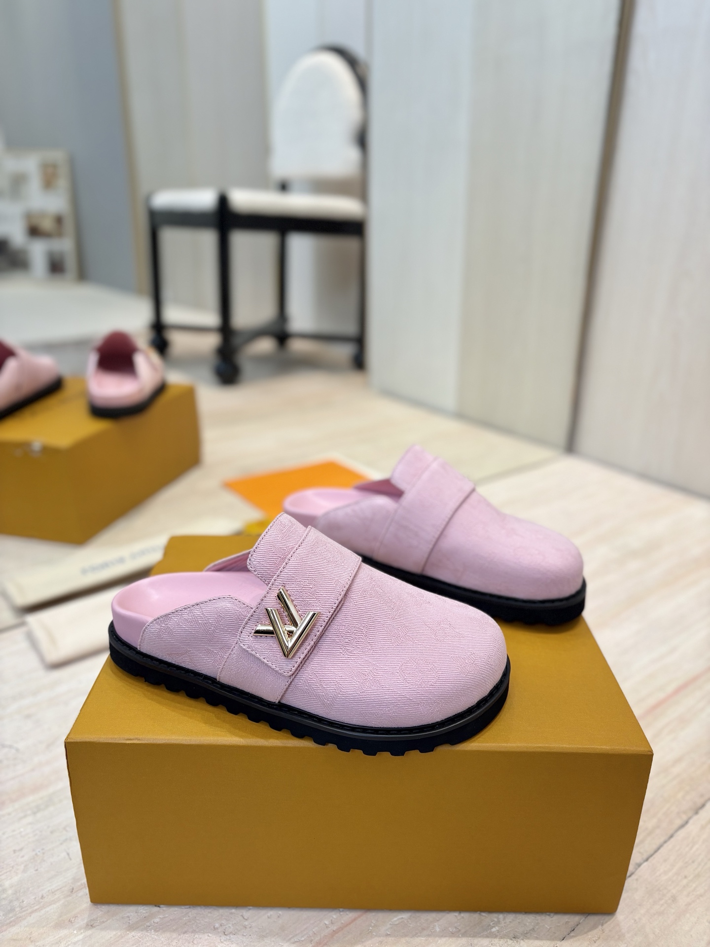 NO:244518,Men's 10 (top version) Louis Vuitton Lv Baotou Slippers Donkey Brand 2025 Spring and Summer Latest Series... [Couple Presbyterian Sneakers] High-end lazy style, never tired of watching, full of fashion!  Feel the details carefully Fabric: Original mold opening PVC embossing LoGo process o Inner: Sheepskin Midsole: Original mold opening PU foam Large sole: Original mold opening PUPVC negative combination Number of codes: Women 35-40 (40 customization) Men 38-45 (38.45 customization), semi-drag, louis vuitton, louis vuitton, louis vuitton, louis vuitton, louis vuitton, slippers, sheepskin19860909男10（顶级版本） Louis Vuitton路易威登 Lv包头拖鞋驴牌  2025春夏最新爆款系列……【情侣款老花凉拖】 高级慵懒风,百看不厌款、时尚度拉满！细节用心感受 面料:原版开模PVC压花LoGo工艺o 内里:羊皮 中底:原版开模PU发泡 大底:原版开模PUPVC底片组合 码数:女35-40（40定制）男38-45（38.45定制）,半拖,louis vuitton,louis vuitton,louis vuitton,louis vuitton,slippers,sheepskin,Women's Shoes