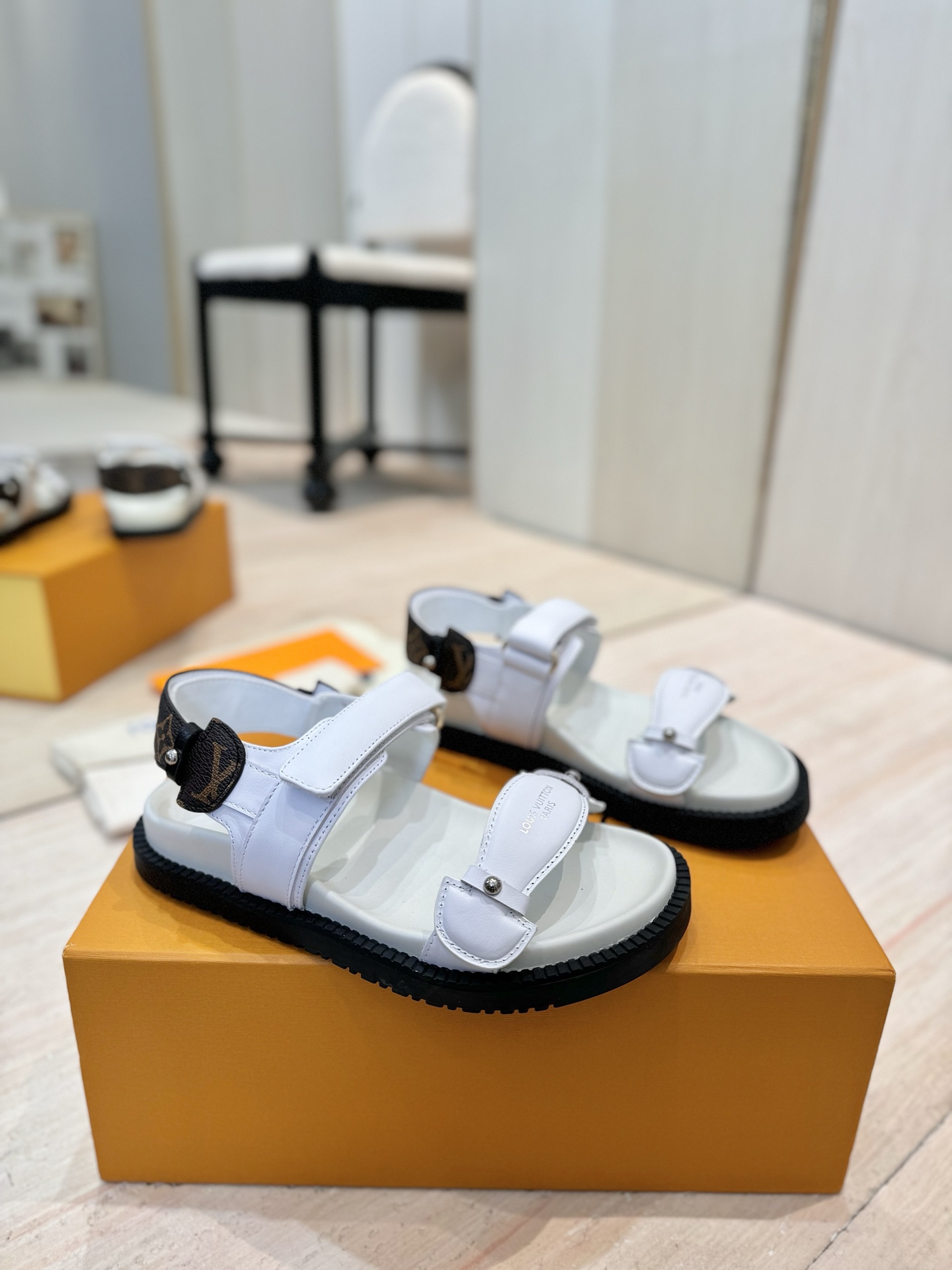 NO:244510,LV Louis Vuitton L Home Donkey Brand Chameleon Comfort Series, Presbyterian Sandals Original Purchase and Development Made This model Chameleon Sandals Presbyterian leather spliced ​​cowhide leather, avant-garde style debuted 2025 Cruise Early Spring Fashion Show. Leather Bullet Strap and Monogram Canvas Key Pack Elements Finished Details, Lined Insoles and Rubber Waterproof Platform Outsoles to achieve a comfortable wearing experience. Original Customized Imported Cowhide Presbyterian Leather, Imported Sheepskin, Outsole Original Open-mold Rubber Foam Material Size Women's Model 35-41 (40.41 Customized No Return and Exchange) Packaging Full Set of Drawer Box, Sandals, louis vuitton, louis vuitton, louis vuitton, louis vuitton, louis vuitton, louis  vuitton, sandals, cowhide, sheepskin19860909LV路易威登 L家 驴牌 Chameleon Comfort系列、老花 凉鞋 原版购入开发 做货 本款 Chameleon 凉鞋老花皮拼接牛皮革,以前卫风范初次亮相 2025 Cruise 早春时装秀.皮革子弹带和 Monogram 帆布钥匙包元素点睛细节,加衬鞋垫和橡胶防水台外底实现舒适穿着体验 面料原版定制进口牛皮老花皮 内里进口绵羊皮 大底原版开模橡胶发泡材质 Size女款35-41（40.41定制不退换） 包装全套抽屉盒,凉鞋,louis vuitton,louis vuitton,louis vuitton,louis vuitton,sandals,cowhide,sheepskin,Women's Shoes