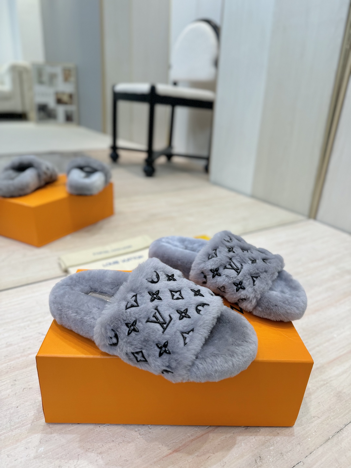 NO:546683,Louis vuitton new wool slippers fine soft wool top quality pure fur with straight fur! It feels super warm, and it feels like stepping on the clouds. It is a classic LV decoration, exquisite and high-end! Let the price of this pair of hair increase sharply! The sole is an original molded EVA foamed and non-slip sole, which is very easy to wear and does not slip. Moreover, the sole has a certain thickness and excellent comfort! The original imported wool glued LOGO The inner lining original imported wool foot pad original imported wool, the original molded foam sole, the original packaging original full set of drawer boxes, size 35-40 (40, 41 customized, no return or exchange), fur shoes and slippers, louis vuitton, louis vuitton, slippers19860909Louis vuitton 新款羊毛拖鞋细柔软羊毛 頂级品质纯皮毛一体直毛打造！超温暖的感觉,穿上仿佛踩在云朵上LV经典老花装饰,精致高级！让这双毛拖身价陡增！鞋底是原版开模的EVA发泡防滑大底,非常好穿不打滑,而且鞋底有一定厚度,舒适度极佳！ 鞋面原版进口羊毛滴胶LOGO 内里原版进口羊毛 垫脚原版进口羊毛 大底原版开模发泡底 包装原版全套抽屉盒 码数35-40（40、41定制不退换）,毛毛鞋拖鞋,louis vuitton,louis vuitton,slippers,Women's Shoes