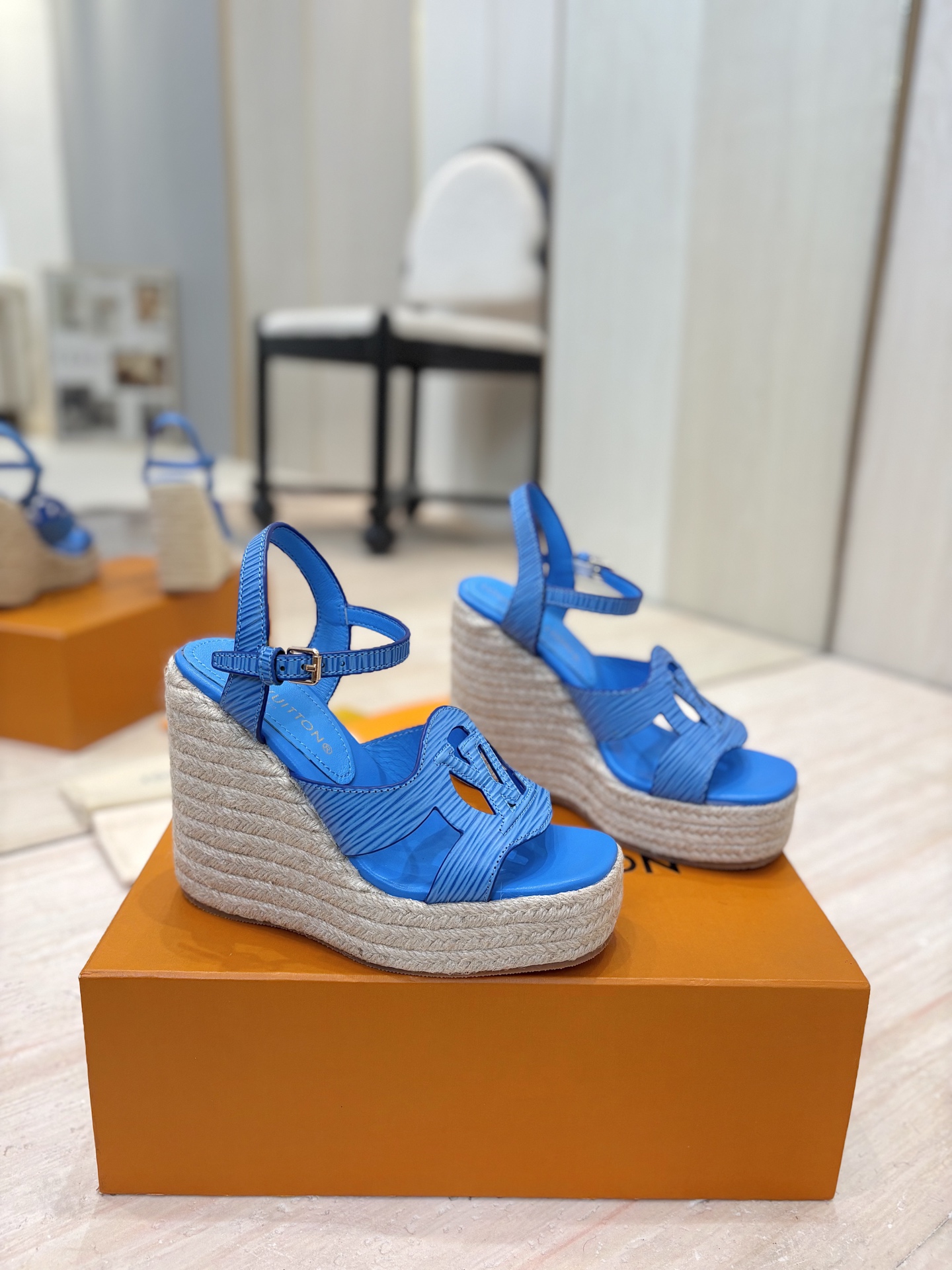 NO:480859,(Top version) LV | Louis Vuitton 25 Spring and Summer 2025 new model, the top version is the same as the original version, the counter focuses on the latest model LV X TM Murakami Takashi's co-branded hemp rope wedge sandals, hard goods are on the new, purchasing level!  Full of high-end feeling!  A popular model from domestic and foreign bloggers, retro and fashionable, beautiful!  Official website main model★ ━━━━━━ t ━━━━━━━━━━━━━━━━━━━━━━━━━━━━━━━━━━━━━━━━━━━━━━━━━━━━━━━━━━━━━━━━━━──────────────────────────────────────────────────────────────────────────────────────────────�19860909（顶级版本） LV | 路易威登 25 2025春夏新款 顶级版本原版一致 专柜主打最新款 LV X TM村上隆联名款麻绳坡跟凉鞋 硬货上新 代购级别！高级感十足！国内外博主刷爆的一款,复古又时髦上脚美炸了！官网主推款★ ━━━━━ t ━━━━━ 鞋面原版定制牛皮印花/草编织/牛仔布/小牛皮 内里进口羊皮里 大底原版开模大底 跟高12cm 水台3.5cm 码数35-39（40、41定制） 包装全套精美包装,凉鞋,louis vuitton,louis vuitton,sandals,espadrilles,cowhide,sheepskin,Women's Shoes