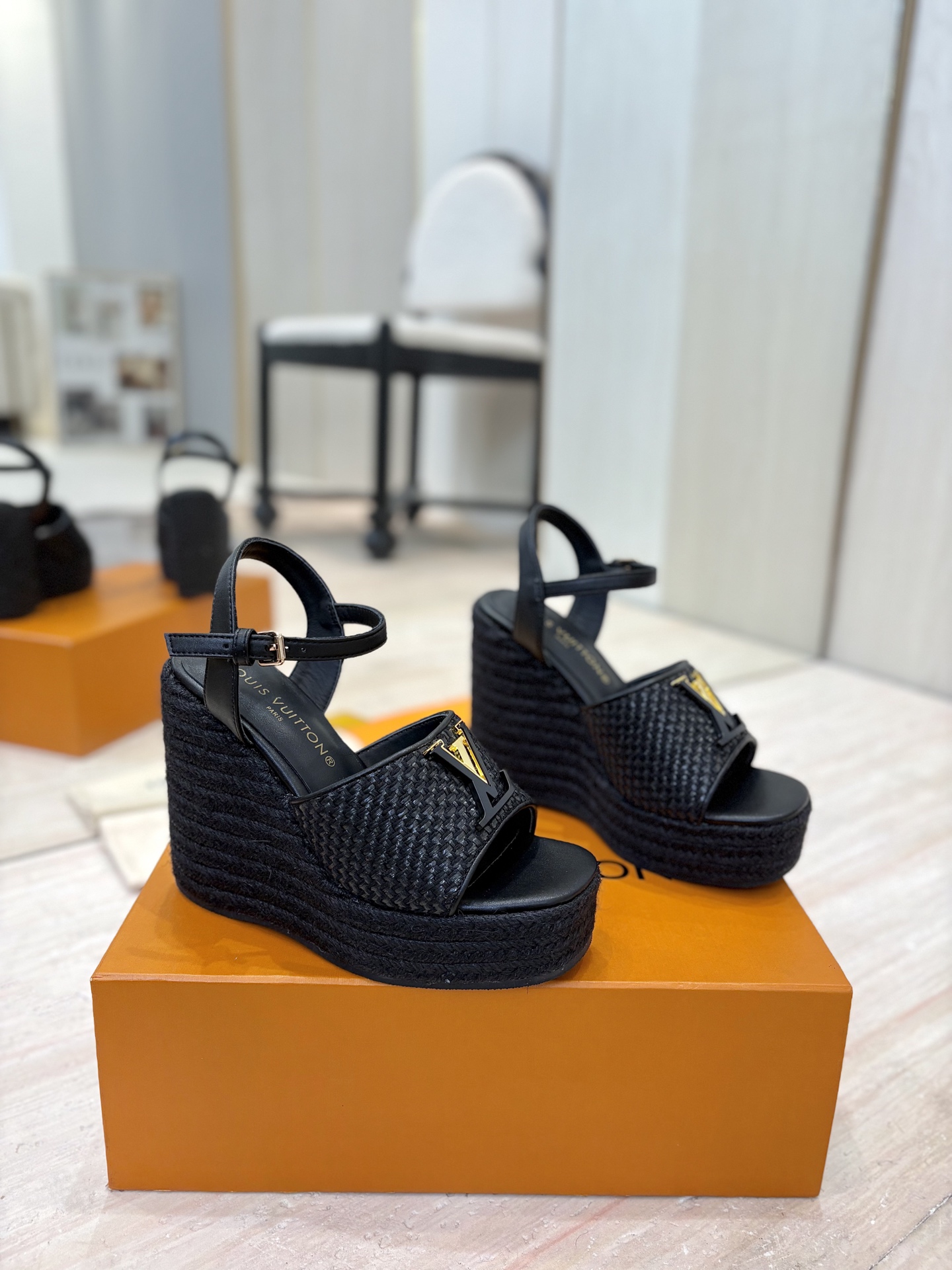 NO:480866,(Top version) LV | Louis Vuitton 25 Spring and Summer 2025 new model, the top version is the same as the original version, the counter focuses on the latest model LV X TM Murakami Takashi's co-branded hemp rope wedge sandals, hard goods are on the new, purchasing level!  Full of high-end feeling!  A popular model from domestic and foreign bloggers, retro and fashionable, beautiful!  Official website main model★ ━━━━━━ t ━━━━━━━━━━━━━━━━━━━━━━━━━━━━━━━━━━━━━━━━━━━━━━━━━━━━━━━━━━━━━━━━━━──────────────────────────────────────────────────────────────────────────────────────────────�19860909（顶级版本） LV | 路易威登 25 2025春夏新款 顶级版本原版一致 专柜主打最新款 LV X TM村上隆联名款麻绳坡跟凉鞋 硬货上新 代购级别！高级感十足！国内外博主刷爆的一款,复古又时髦上脚美炸了！官网主推款★ ━━━━━ t ━━━━━ 鞋面原版定制牛皮印花/草编织/牛仔布/小牛皮 内里进口羊皮里 大底原版开模大底 跟高12cm 水台3.5cm 码数35-39（40、41定制） 包装全套精美包装,凉鞋,louis vuitton,louis vuitton,sandals,espadrilles,cowhide,sheepskin,Women's Shoes