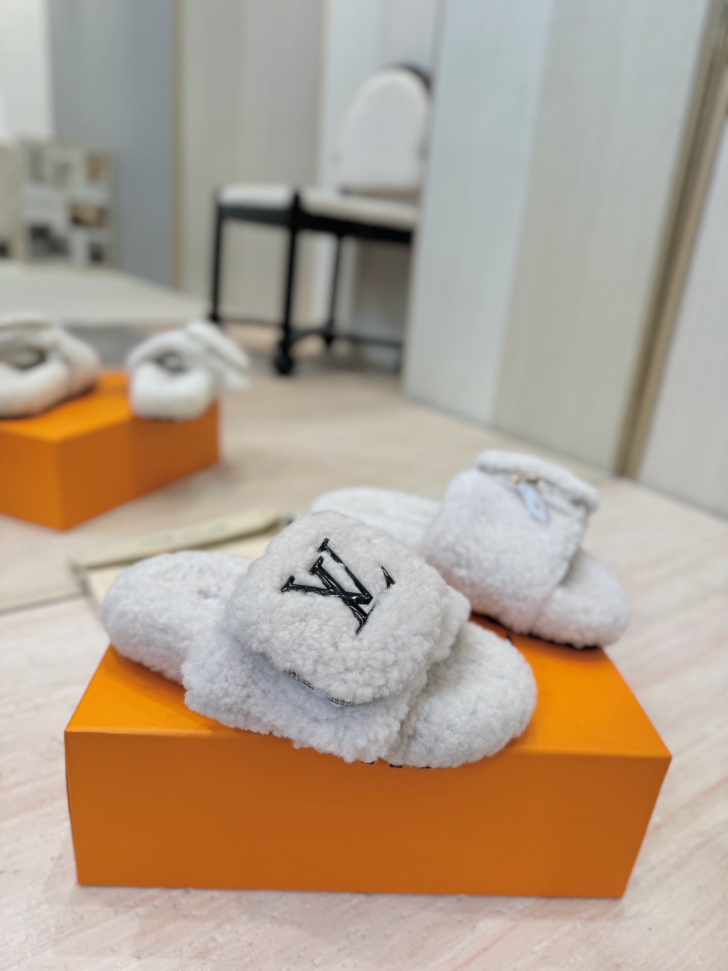 NO:546669,Louis vuitton new wool slippers fine soft wool top quality pure fur with straight fur! It feels super warm, and it feels like stepping on the clouds. It is a classic LV decoration, exquisite and high-end! Let the price of this pair of hair increase sharply! The sole is an original molded EVA foamed and non-slip sole, which is very easy to wear and does not slip. Moreover, the sole has a certain thickness and excellent comfort! The original imported wool glued LOGO pocket bag inside the inner lining original imported wool foot pad original imported wool broadsole original mold foam sole packaging original full set of drawer boxes Size 35-40 (40, 41, 42 custom made without return or exchange), fur shoes and slippers, louis vuitton, louis vuitton, slippers19860909Louis vuitton 新款羊毛拖鞋细柔软羊毛 頂级品质纯皮毛一体直毛打造！超温暖的感觉,穿上仿佛踩在云朵上LV经典老花装饰,精致高级！让这双毛拖身价陡增！鞋底是原版开模的EVA发泡防滑大底,非常好穿不打滑,而且鞋底有一定厚度,舒适度极佳！ 鞋面原版进口羊毛滴胶LOGO口袋包 内里原版进口羊毛 垫脚原版进口羊毛 大底原版开模发泡底 包装原版全套抽屉盒 码数35-40（40、41、42定制不退换）,毛毛鞋拖鞋,louis vuitton,louis vuitton,slippers,Women's Shoes