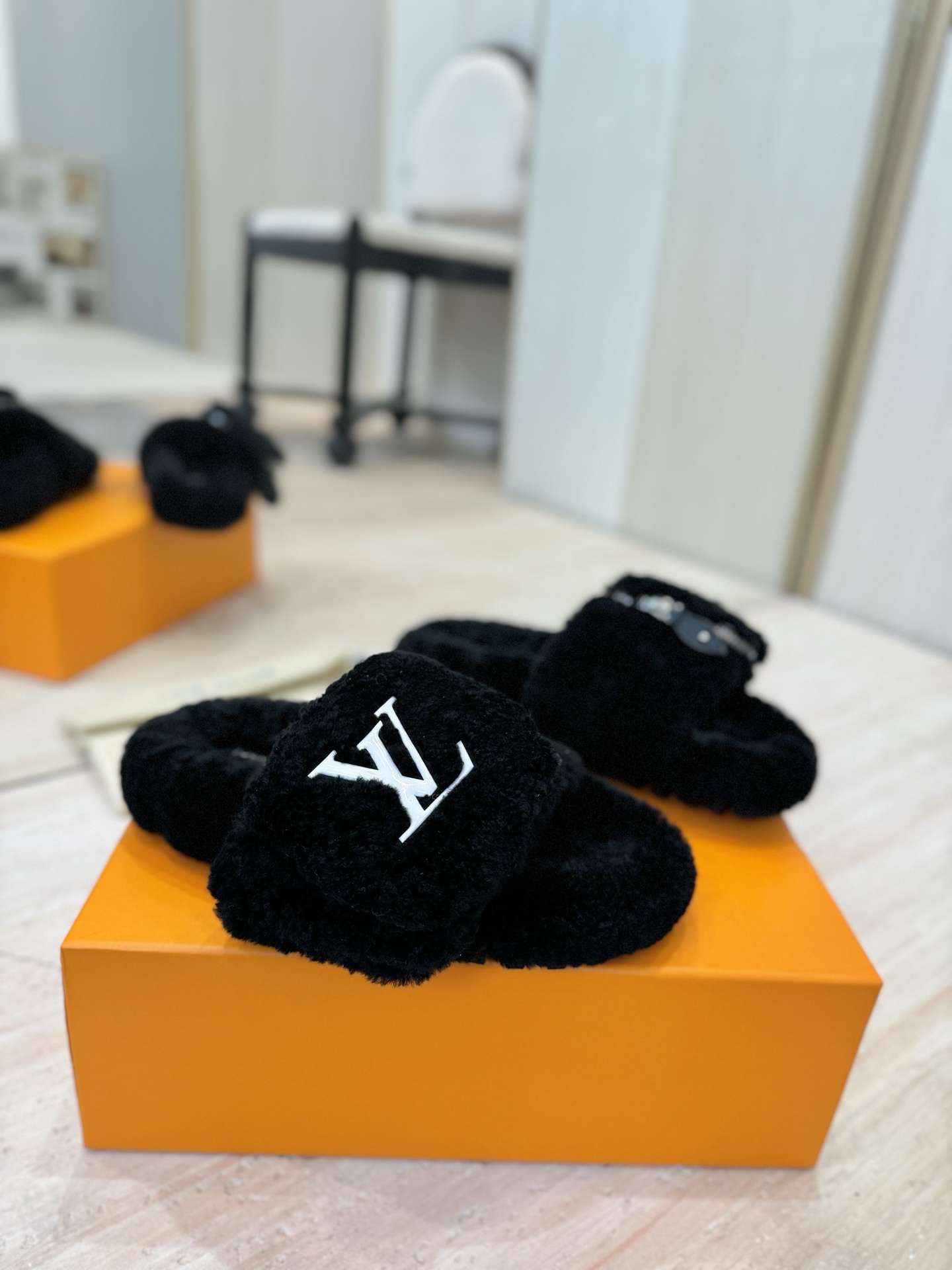 NO:546676,Louis vuitton new wool slippers fine soft wool top quality pure fur with straight hair! It feels super warm, and it feels like stepping on the clouds. It is a classic LV decoration, exquisite and high-end! Let the price of this pair of hair increase sharply! The sole is an original molded EVA foamed and non-slip sole, which is very easy to wear and does not slip. Moreover, the sole has a certain thickness and excellent comfort! Original imported wool glued LOGO pocket bag inside original imported wool foot pad original imported wool broadsole original mold foam sole packaging original full set of drawer boxes Size 35-40 (40, 41, 42 custom made without return and exchange, fur shoes and slippers, louis vuitton, louis vuitton, slippers19860909Louis vuitton 新款羊毛拖鞋细柔软羊毛 頂级品质纯皮毛一体直毛打造！超温暖的感觉,穿上仿佛踩在云朵上LV经典老花装饰,精致高级！让这双毛拖身价陡增！鞋底是原版开模的EVA发泡防滑大底,非常好穿不打滑,而且鞋底有一定厚度,舒适度极佳！ 鞋面原版进口羊毛滴胶LOGO口袋包 内里原版进口羊毛 垫脚原版进口羊毛 大底原版开模发泡底 包装原版全套抽屉盒 码数35-40（40、41、42定制不退换,毛毛鞋拖鞋,louis vuitton,louis vuitton,slippers,Women's Shoes
