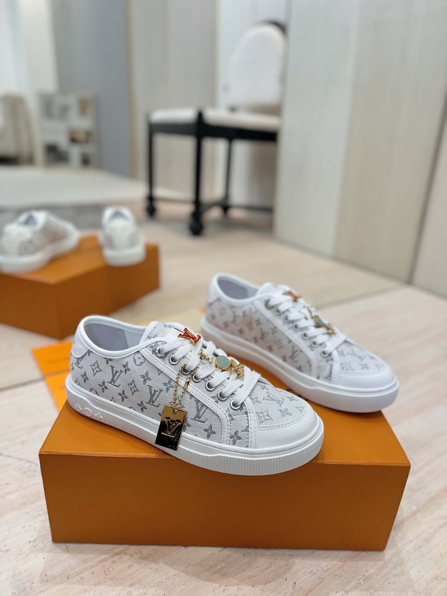 NO:546690,Button style (couple style, top version) LV Louis Vuitton L house Donkey brand ②⑤ latest Lagoon series thick-soled denim denim embossed presbyopia thick-soled casual sports shoes skate shoes original purchase development production production This Lagoon sneakers are made of Monogram denim, injecting a retro atmosphere into the classic design. The leather trimmings pop up with the Louis Vuitton logo, and the engraved eyelets, trims and shoelaces highlight the exquisite details and are embellished with Monogram.  The floral rubber outsole completes the whole. The fabric is original imported custom-made first-layer cowhide. The inner lining is original imported cowhide. The sole is made of original open-molded non-slip TPU material. The bottom thickness is 2.5CM. Size: 35-45 (40.41.42 for women, 39.45 for men, non-refundable)   Exquisite packaging at the packaging and delivery counter, casual shoes/sports shoes, louis vuitton, louis vuitton, louis vuitton, louis vuitton, sneakers, cowhide19860909扣子款（情侣款、顶级版本） LV路易威登L家 驴牌②⑤最新Lagoon系列 厚底丹宁牛仔布 压花 老花 厚底 休闲运动鞋 滑板鞋 原版购入开发 做货 这款Lagoon 运动鞋取材 Monogram 丹宁布,为经典设计注入复古气息.皮革饰边跃现路易威登标识,铭纹孔眼、镶边和鞋带彰显考究细节,点缀 Monogram 花卉的橡胶外底完善整体 面料原版进口定制头层牛皮 内里原版进口牛皮里 鞋底原版开模防滑TPU材质 底厚2.5CM 码数:35-45（女40.41.42、男39.45定不退换） 包装配送专柜精美包装,休闲鞋/运动鞋,louis vuitton,louis vuitton,louis vuitton,louis vuitton,sneakers,cowhide,Women's Shoes