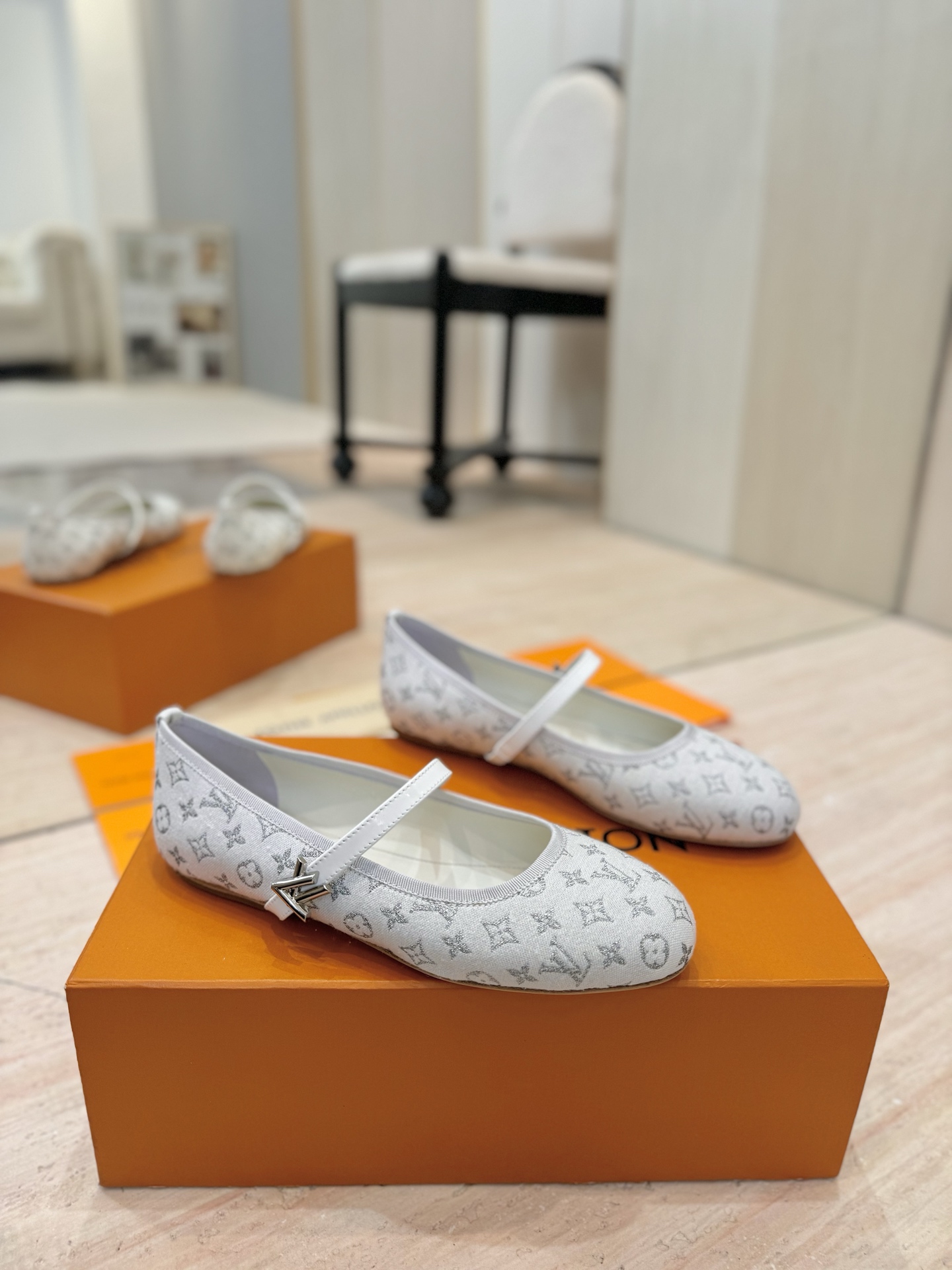 NO:546696,: (Top version) LV Donkey House 25/Danning denim is so beautiful. It rarely makes LV house items, but I really can't refuse this pair of kittens!  The original version was purchased carefully and developed. The heels were customized with molds. The brown leather with presbyopia tannins is so outstanding!  The beautiful kitten heel is just right, high-end classic sexy and comfortable, full of the perfect score that summer shoes can give you, which seems like a must-have item!  Sandals 5cm and 9cm/hollow sandals/ballet shoes 3 items, upper, high-quality imported fabric, inner lining original custom cowhide, Italian leather outsole, size 35-41 (40.41 custom made without return) Packaging, full set of exquisite packaging, ballet shoes, louis vuitton, louis vuitton, louis vuitton, louis vuitton, sandals, cowhide, Leather soles19860909:（顶级版本） LV 驴家 25/丹宁牛仔太好看了 很少做Lv家的单品 但是这双小猫跟我真的是没法拒绝啊！原版购入 用心开发 鞋跟都是开模定制 老花单宁色搭配的棕色皮质,也太出彩了！刚刚好的绝美小猫跟,高级经典性感舒适,拉满了夏日美鞋能给的满分似搭配必备单品！ 凉跟鞋5cm和9cm/中空凉鞋/芭蕾舞鞋3种单品 鞋面幻彩高定进口布 内里原版定制牛皮 大底意大利真皮大底 码数35-41（40.41定制不退换） 包装全套精美包装,芭蕾舞鞋,louis vuitton,louis vuitton,louis vuitton,sandals,cowhide,Leather soles,Women's Shoes