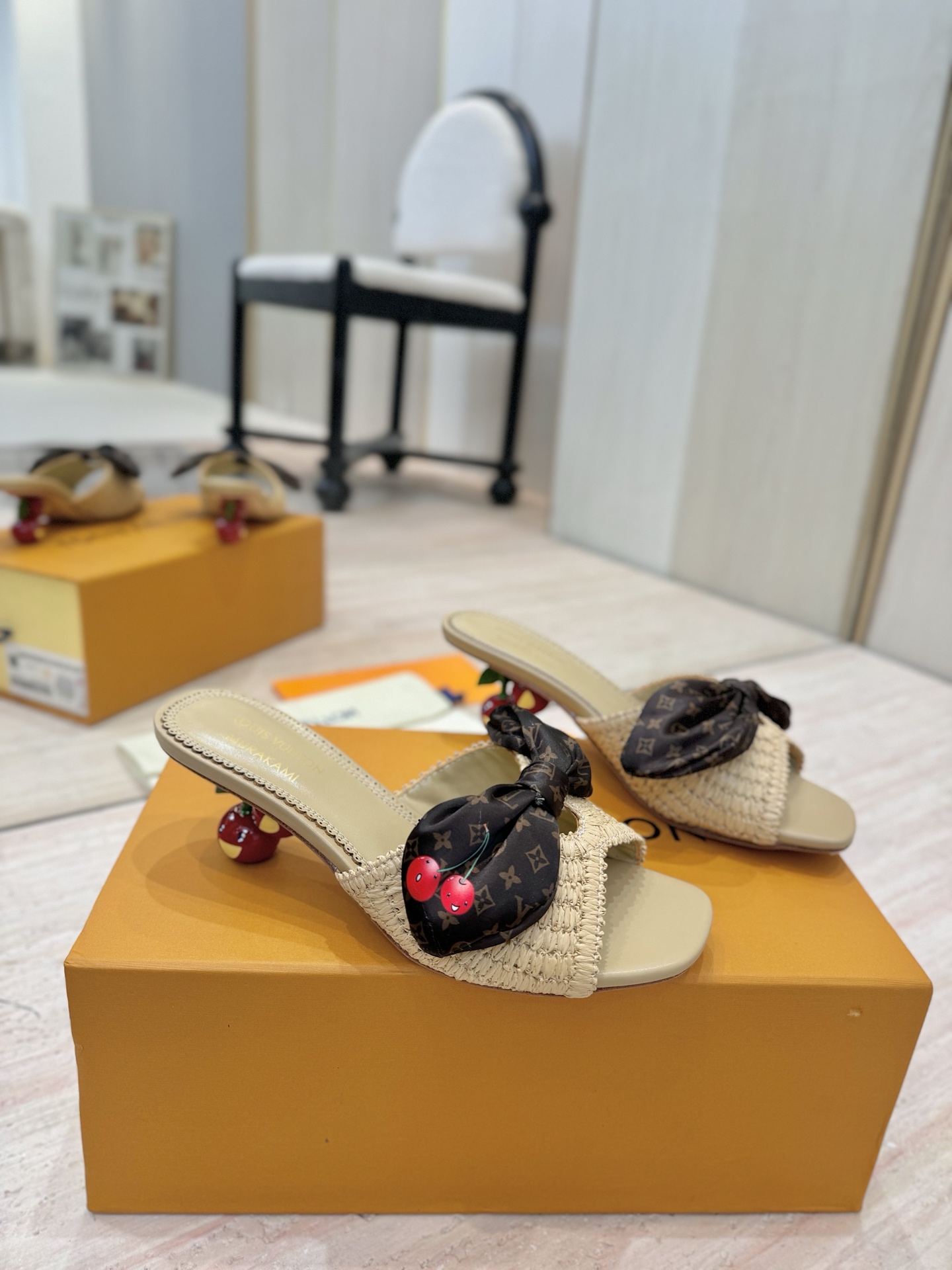 NO:546643,LV Murakami Takashi's co-branded cherry-heeled sandals and slippers, new early spring style, consistent original version, and a new and high-end feel on hard products!  A popular model from domestic and foreign bloggers, retro and fashionable, beautiful!  Official website Xiaohongshu's main model, customized upper, original material of Rafia, imported sheepskin, outsole, genuine leather, shoe size: 35-42 (40.41.42 Customized, no return or replacement) Packaging full set of original gift boxes, high heels, slippers, louis vuitton, sandals, high heels, slippers, sheepskin, Leather soles19860909LV村上隆联名款樱桃跟凉鞋拖鞋 早春新款 原版一致 硬货上新高级感十足！国内外博主刷爆的一款,复古又时髦上脚美炸了！官网小红书主推款 鞋面定制原版材质拉菲草 内里进口羊皮里 大底真皮大底 鞋码: 35-42（40.41.42 定制不退不换) 包装全套原版礼盒,高跟鞋拖鞋,louis vuitton,sandals,high heels,slippers,sheepskin,Leather soles,Women's Shoes