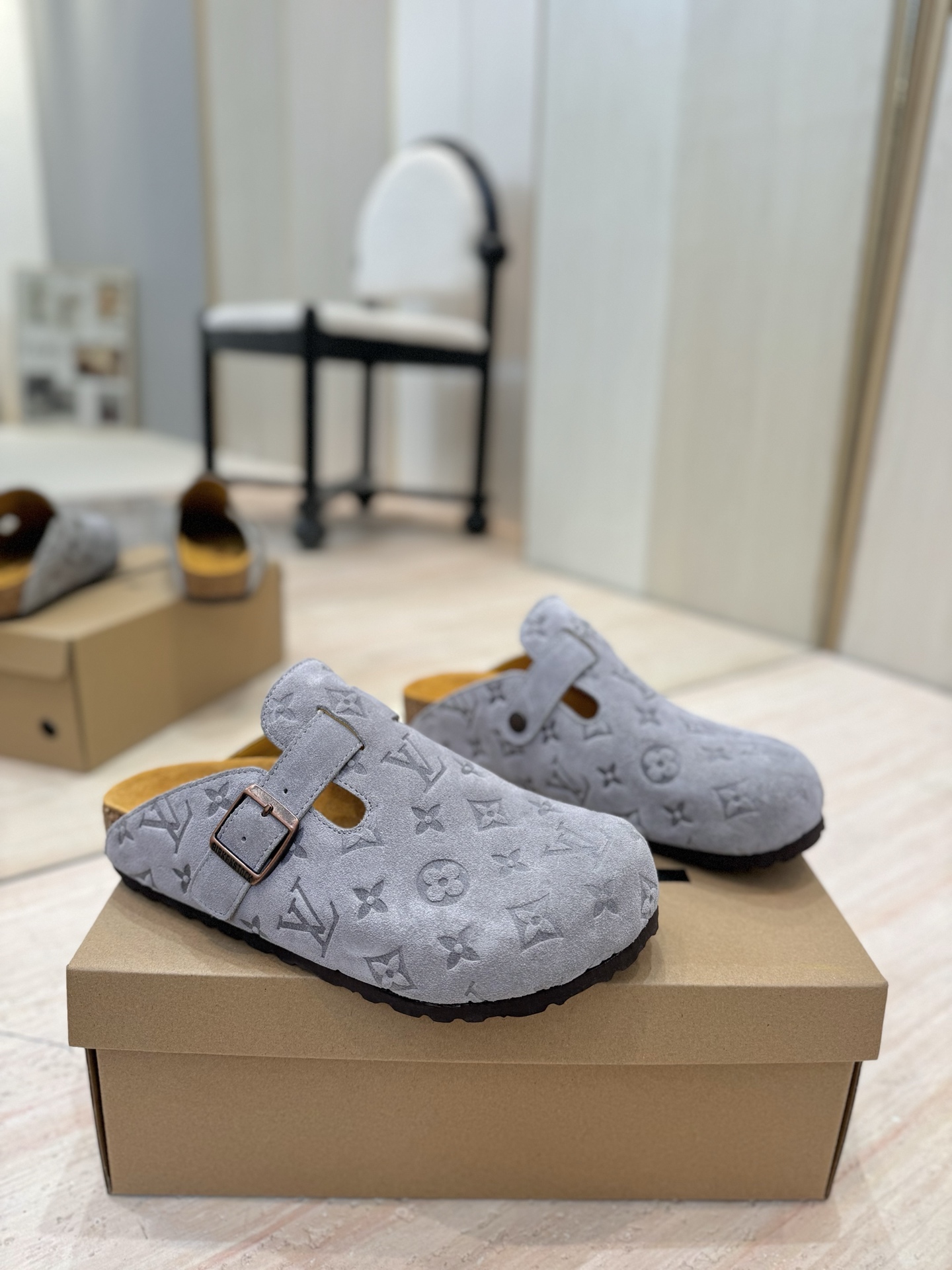 NO:348019,Top version in real price) Louis Vuitton × BIRKENSTOCK joint cooperation model Boston Baotou soft-soled slippers Lv Birken Muller slippers The classic Birken Muller slippers are launched in a strong manner. One brand is a shoe type. The structure is made of ergonomic design, which makes the feet completely liberate and comfortable, so the structure of its foot bed is completely in line with the curve of the feet. In the hot summer, a pair of light and comfortable slippers are indispensable. This oak wood Birken Muller slippers retro casual beach women's drag is simply a savior!  Customized presbyterian leather cow back velvet inner cow leather original sole open mold EVA ultralight material size 35-46 (four 40.41 men 38.45.46 customized without return) Packaging full set of original gift boxes, birkenstock, louis vuitton, louis vuitton, slippers, cowhide19860909实价顶级版本） Louis Vuitton × BIRKENSTOCK联名合作款Boston包头软底拖鞋Lv 勃肯穆勒拖鞋 万年经典勃肯软底拖鞋强势推出,一个品牌就是一个鞋子类型,其构造鉴于人体工学设计,让脚完全解放舒适打造的,所以其脚床的构造完全贴合脚的弧度. 夏日炎炎,少不了一双轻盈又舒适的拖鞋,这款橡木材质勃肯软木拖鞋穆勒鞋复古休闲沙滩女拖,简直就是救星！ 鞋面定制老花皮牛反绒 内里牛皮 鞋底原版开模EVA超轻材料 码数35-46（女40.41男38.45.46定制不退换） 包装全套原版礼盒,,birkenstock,louis vuitton,louis vuitton,slippers,cowhide,Men's shoes