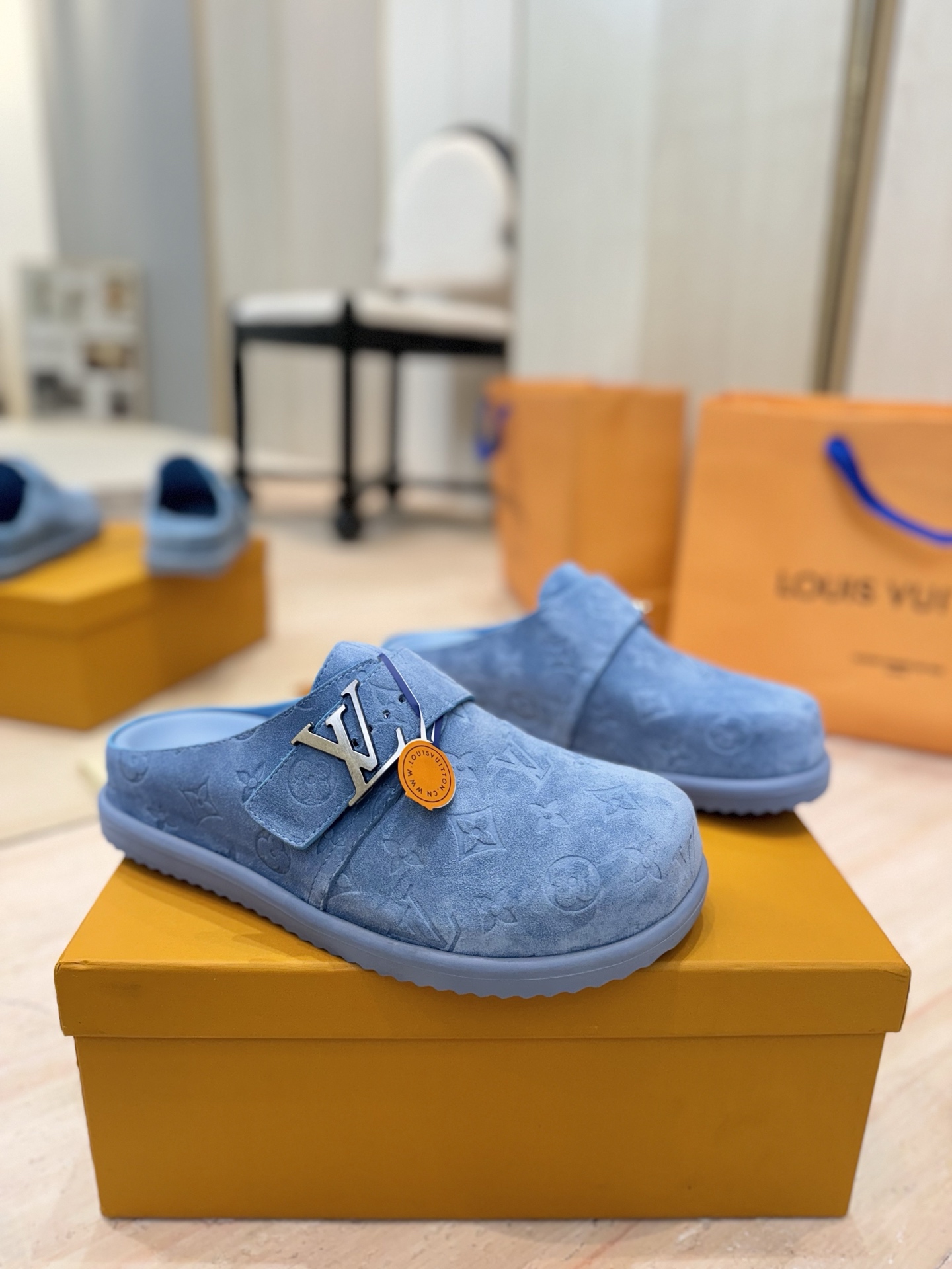 NO:348043,Real price (top version) Louis Vuitton Lv Baotou Slippers Donkey Brand 2025 Spring and Summer Latest Series... [Couple Presbyterian Sneakers] High-end lazy style, never tired of looking at it, full of fashion!  Feel the details carefully. Fabric beef reverse velvet embossing craft denim. Imported water dyed cowhide in the inner layer. Midsole original mold opening PU foam. Large-sole original mold opening PUPVC negative combination. Number of codes 35-45 (female 40.41 male 38.45 customized and non-return) Packaging full set of original gift boxes,,louis vuitton,louis vuitton,louis vuitton,louis vuitton,slippers,cowhide19860909实价（顶级版本） Louis Vuitton路易威登 Lv包头拖鞋驴牌  2025春夏最新爆款系列……【情侣款老花凉拖】 高级慵懒风,百看不厌款、时尚度拉满！细节用心感受 面料牛反绒压花工艺牛仔布 内里进口水染牛皮 中底原版开模PU发泡 大底原版开模PUPVC底片组合 码数35-45（女40.41 男 38.45 定做不退换） 包装全套原版礼盒,,louis vuitton,louis vuitton,louis vuitton,louis vuitton,slippers,cowhide,Men's shoes