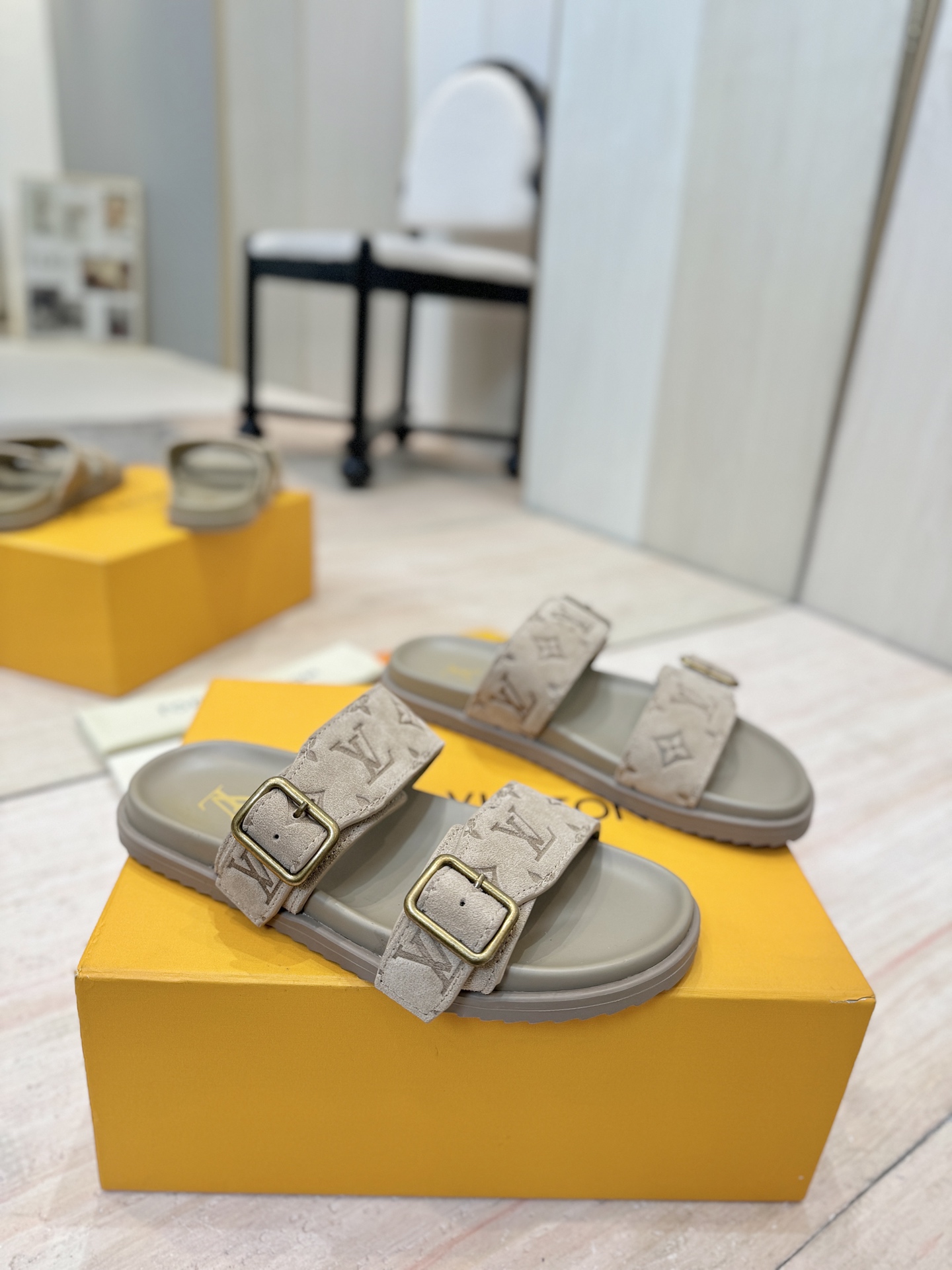 NO:534317,, Men's 10 LV | Louis Vuitton 25 2025 Spring and Summer New Top Version The counter focuses on classic double-buckle Velcro embossed series casual slippers Hard goods are on the new BS purchasing level!  Full of high-end feeling!  A popular model from domestic and foreign bloggers, retro and fashionable, beautiful!  Official website main model★ ━━━━━━ t ━━━━━━━━━━━━━━━━━━━━━━━━━━━━━━━━━━━━━━━━━━━━━━━─Original custom cow back velvet/embossing process Inner: Imported calfskin, original molded foamed sole, size number for women 35-41, male 38-45 (female 40.41, male 38.45 customized size number for non-return) Packaging full set of exquisite drawer boxes, slippers, louis vuitton, louis vuitton, slippers, cowhide19860909,男10 LV | 路易威登25 2025春夏新品顶级版本 专柜主打经典 双扣带魔术贴压花系列休闲拖鞋 硬货上新 BS代购级别！高级感十足！国内外博主刷爆的一款,复古又时髦上脚美炸了！官网主推款★ ━━━━━ t ━━━━━ 鞋面原版定制牛反绒/压花工艺 内里: 进口小牛皮 大底原版开模发泡大底 码数女35-41男38-45(女40.41男38.45定制码数不退换) 包装全套精美抽屉盒,拖鞋,louis vuitton,louis vuitton,slippers,cowhide,Women's Shoes