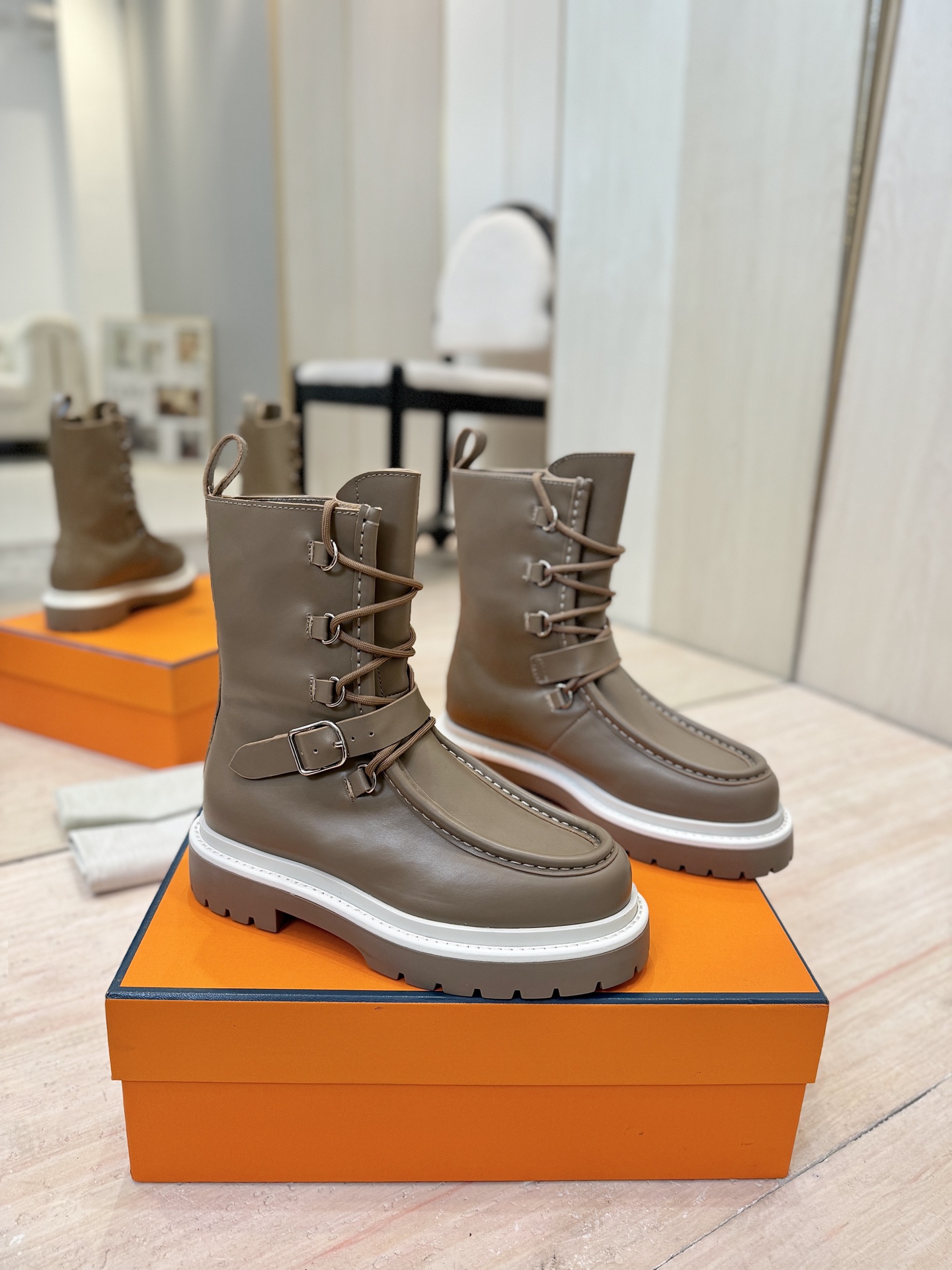 NO:546649,(Top version) New autumn and winter models HERMES Hermes classic boots counter price is close to 20,000 yuan. The high price naturally has unique craftsmanship and quality. The leather of this boot is all customized imported, and the inner material is also imported customized cowhide. It is easy to wear and comfortable to match with the essential autumn and winter models that look good in everything. The style will never go out of date.■☆ Upper imported cowhide inner imported cowhide inner large sole original molded sole size 35-41 (40, 41, no return or replacement) Packaging full set of original packaging, boots, hermes, hermes, boots, cowhide19860909（顶级版本） 秋冬新款 HERMES爱马仕经典靴子专柜价格接近2W高昂的售价自然有独特的工艺和品质这款靴子的皮料全部为进口定制,内里材质也是进口定制牛皮,好穿舒适搭配什么都好看的秋冬必备款,而且风格永存怎么穿都不会过时的骑士靴■☆ 鞋面进口牛皮 内里进口牛皮内里 大底原版开模大底 码数35-41（40、41 不退不换) 包装全套原版包装,靴子,hermes,hermes,boots,cowhide,Women's Shoes