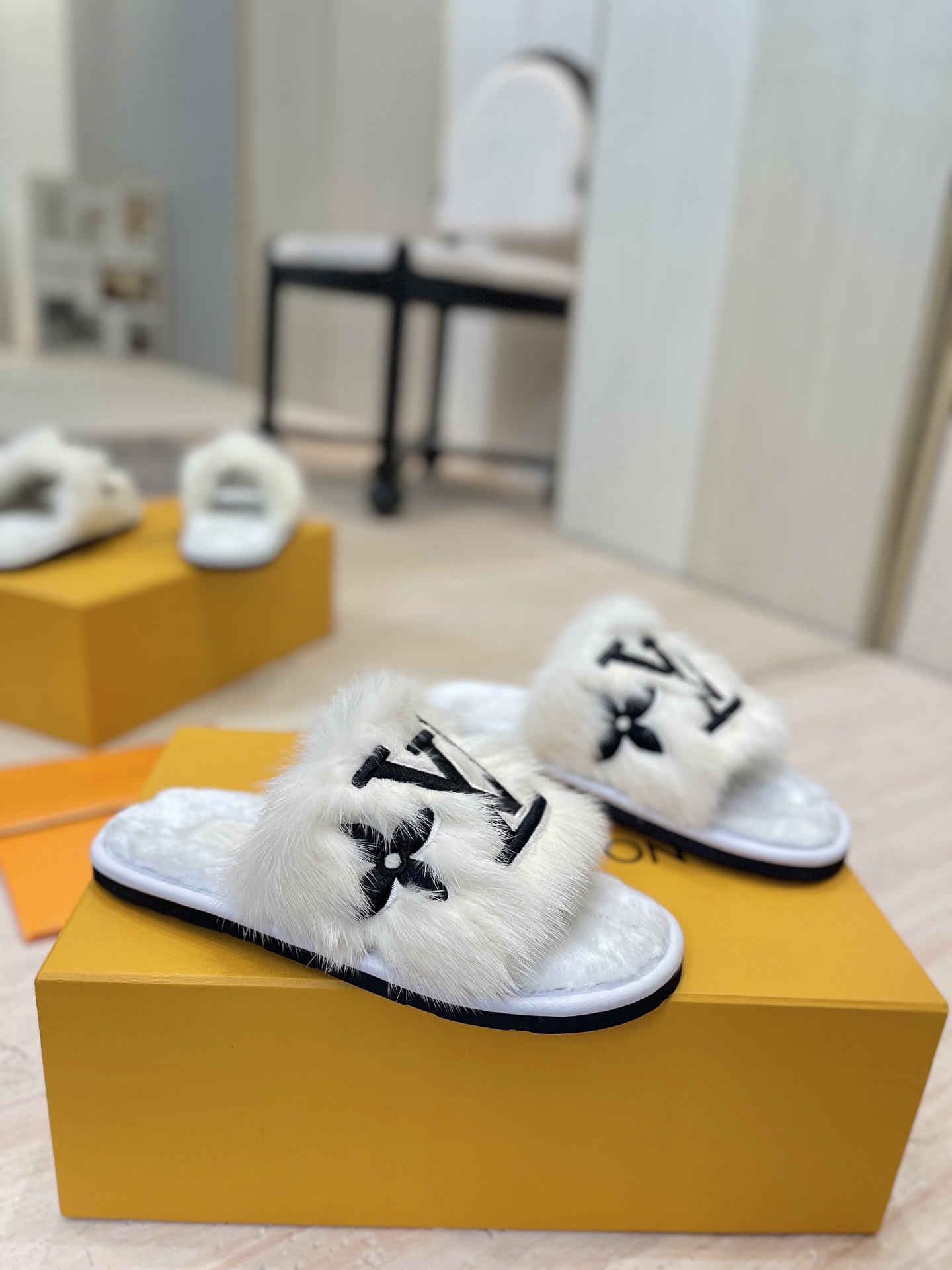 NO:534304,Louis *uiton 2025s Lv New mink hair home slippers Elegant, simple and luxurious This slipper is standard. What is revealed behind the simplicity is that you deserve the entire simple logo upper LV brand picture logo design!  Imported mink wool electric embroidery technology for upper, medium and low imported wool, sole rubber bottom sheet, size 35-42 (40, 41, 42, no return or exchange) Packaging full set of original drawer boxes, fur shoes and slippers, louis vuitton, louis vuitton, slippers19860909Louis *uiton 2025s Lv 新款水貂毛居家拖鞋 优雅 简约 奢华 这款拖鞋算是标配啦 简单背后透露出来的是你值得拥有整个简约的大致logo鞋面LV品牌图片标志设计！ 鞋面进口水貂毛电绣工艺 中低进口羊毛 鞋底橡胶底片 码数35-42（40、41、42不退换） 包装全套原版抽屉盒,毛毛鞋拖鞋,louis vuitton,louis vuitton,slippers,Women's Shoes