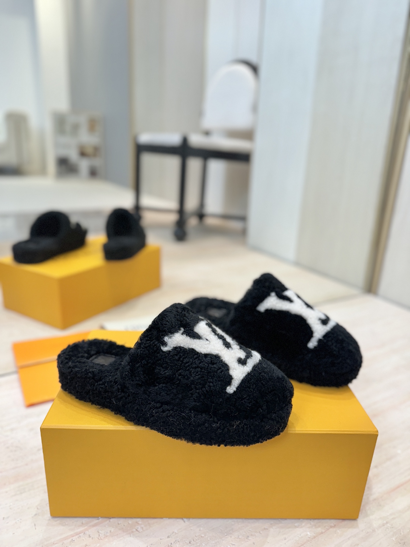 NO:534309,Louis *uiton 2025s Lv New Mao Home Slippers Elegant, Simple, Luxury. This slipper is standard. What is revealed behind the simplicity is that you deserve the entire simple logo upper LV brand picture logo design!  Imported wool on the upper, medium and low imported wool on the sole thickness 2.0cm, rubber sole sheet, size 35-42 (40, 41, 42, no return or exchange) Packaging full set of original drawer boxes, fur shoes and slippers, louis vuitton, louis vuitton, slippers19860909Louis *uiton 2025s Lv 新款毛居家拖鞋 优雅 简约 奢华 这款拖鞋算是标配啦 简单背后透露出来的是你值得拥有整个简约的大致logo鞋面LV品牌图片标志设计！ 鞋面进口羊毛 中低进口羊毛 底厚2.0cm 鞋底橡胶底片 码数35-42（40、41、42不退换） 包装全套原版抽屉盒,毛毛鞋拖鞋,louis vuitton,louis vuitton,slippers,Women's Shoes