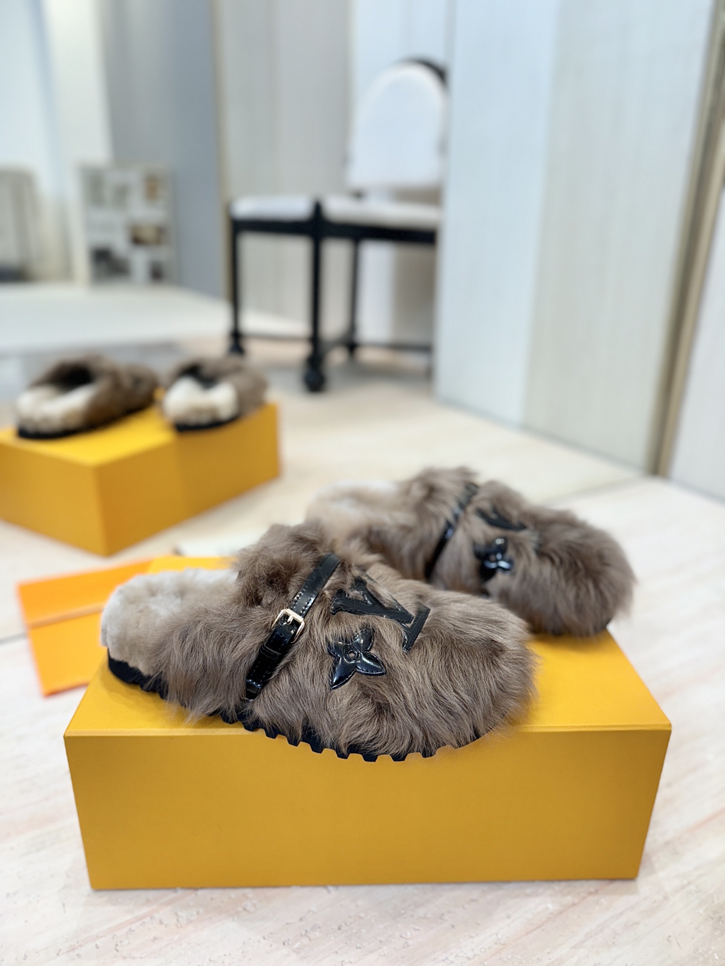 NO:534313,2055s Lv new sheep curly home slippers, elegant, simple and luxurious. This slipper is standard. What is revealed behind the simplicity is that you deserve the entire simple logo upper LV brand picture logo design!  Imported sheep curly LOGO car logo technology for upper, medium and low imported lamb wool, original foamed sole, size 35-42 (40, 41, 42, no return or exchange) Packaging full set of original drawer boxes, fur shoes semi-trailed, louis vuitton, slippers198609092055s Lv新款羊卷毛居家拖鞋 优雅 简约 奢华 这款拖鞋算是标配啦 简单背后透露出来的是你值得拥有整个简约的大致logo鞋面LV品牌图片标志设计！ 鞋面进口羊卷毛LOGO车标工艺 中低进口羊羔毛 鞋底原版发泡大底 码数35-42（40、41、42不退换） 包装全套原版抽屉盒,毛毛鞋半拖,louis vuitton,slippers,Women's Shoes