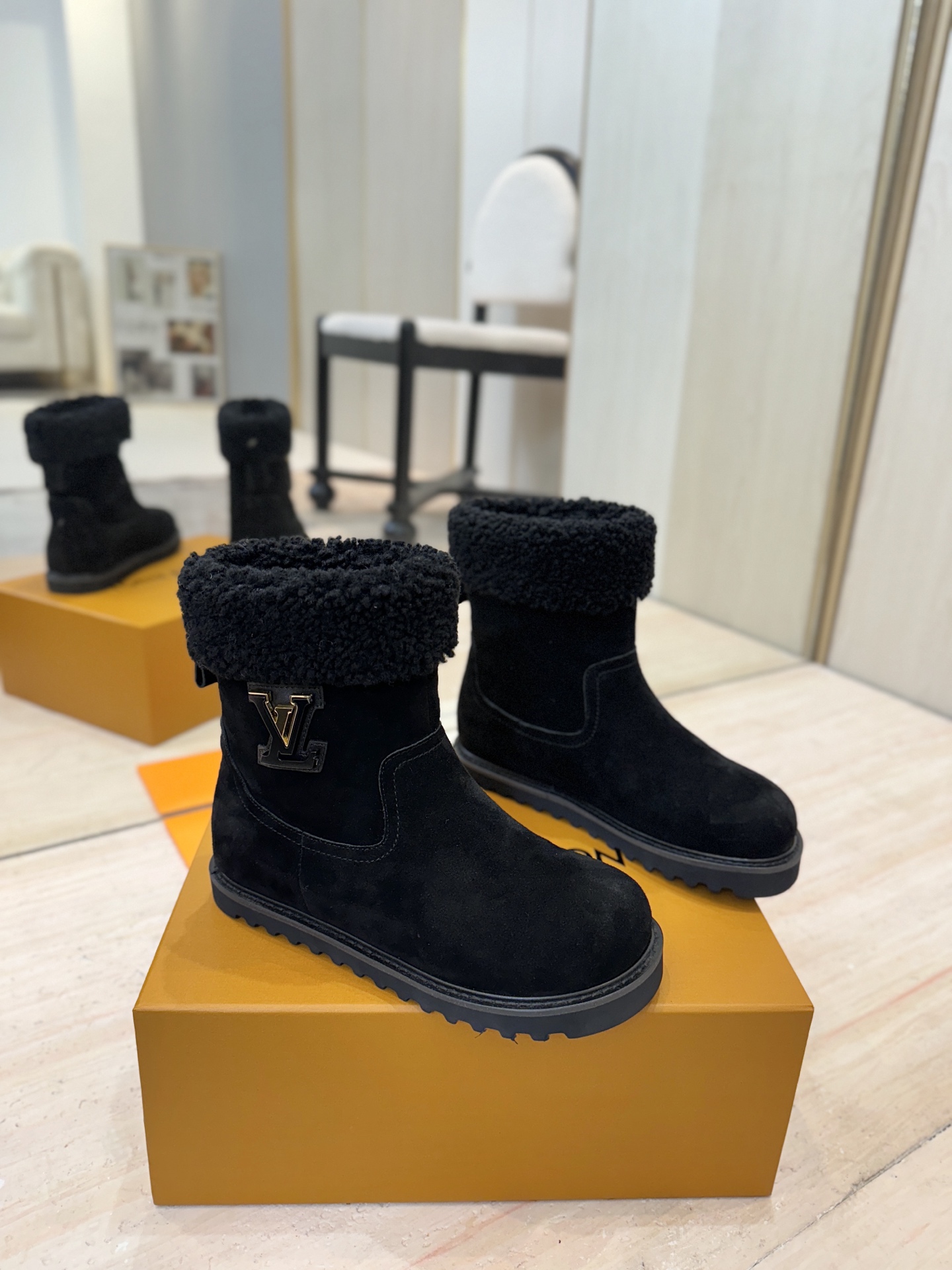 NO:564669,(Top quality) Louis Vuiton·Louis Vuitton 2025ss new LV Aspen Line series wool thick-soled Chelsea short boots, fur boots, snow boots, Martin boots. The top version of the original version was purchased for development and production. This LV snow boot uses the original lasting method. The materials are all original one to one. Pay attention to the difference between the lower version and the molded rubber sole!  The upper is decorated with three-dimensional carvings, which gives it a high-end feel and looks really beautiful on your feet!  Fabric: cow suede/electric embroidery process/presbyopia leather, original wool lining on the inside, original molded outsole on the sole, size 35-42 (40.41.42 custom made, non-returnable), complete set of exquisite packaging box, snow boots, louis vuitton, louis vuitton, louis vuitton, boots19860909（顶级品质） Louis Vuiton·路易威登 2025ss新款 LV Aspen Line系列羊毛厚底切尔西短靴毛靴雪地靴马丁靴 顶级版本原版购入开发做货 此款LV雪地靴采用原版套楦做法,材料全部原版一比一,注意区别低版本成型橡胶底！鞋面装饰立体雕花,高级感十足,上脚实在是美炸了！ 面料牛反绒/电绣工艺/老花皮 内里原版羊毛里 鞋底原版开模大底 码数35-42（40.41.42订做不退换） 包装全套精美包装盒,雪地靴,louis vuitton,louis vuitton,louis vuitton,boots,Women's Shoes