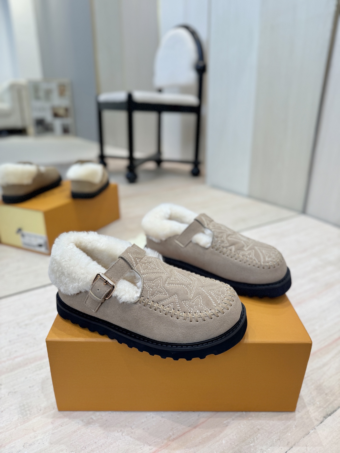 NO:630792,Louis Vuitton lv louis vuott…on fw25 new arrival～The latest furry slippers for autumn and winter. This pair of furry slippers is also very good-looking!  The leather ones are very high-end!  !  !Paired with denim shorts in autumn and winter, it’s perfect!  Put it on and you will instantly have your ideal height!  A favorite style, with fashionable elements, the appearance of the upper is full of nobility. Wearing it can always show the fashionable charm of women. It is fashionable but not overly ostentatious. The upper is made of high-grade beef tendon and the buckle with Lvjia letters is so beautiful. The upper is imported frosted/cowhide/electronic embroidery craft. Original outsole. The lining is imported real wool. Size 35-42 (41.42 custom-made and non-refundable). Packaging complete set of original drawer box, fur shoes, louis vuitton, louis vuitton, louis  vuitton,louis vuitton,louis vuitton,slippers,shorts,cowhide19860909路易威登lv louis vuott…on fw25 new arrival～秋冬最新款毛毛拖鞋 这双毛拖也是好好看！皮质的就是非常高级呀！！!搭配秋冬的牛仔短裤 简直就是完美呀！穿上立马拥有理想的身高有没有！ 大爱款,有时尚元素,鞋面外表 贵气感十足 穿上它总能展现女性时尚韵味 时尚却不过分张扬,鞋面高档牛筋加上驴家字母扣实在太美 鞋面进口磨砂/牛皮/电绣工艺 大底原版大底 内里进口真羊毛 Size35-42（41.42定做不退换） 包装全套原版抽屉盒,毛毛鞋,louis vuitton,louis vuitton,louis vuitton,louis vuitton,louis vuitton,slippers,shorts,cowhide,Women's Shoes