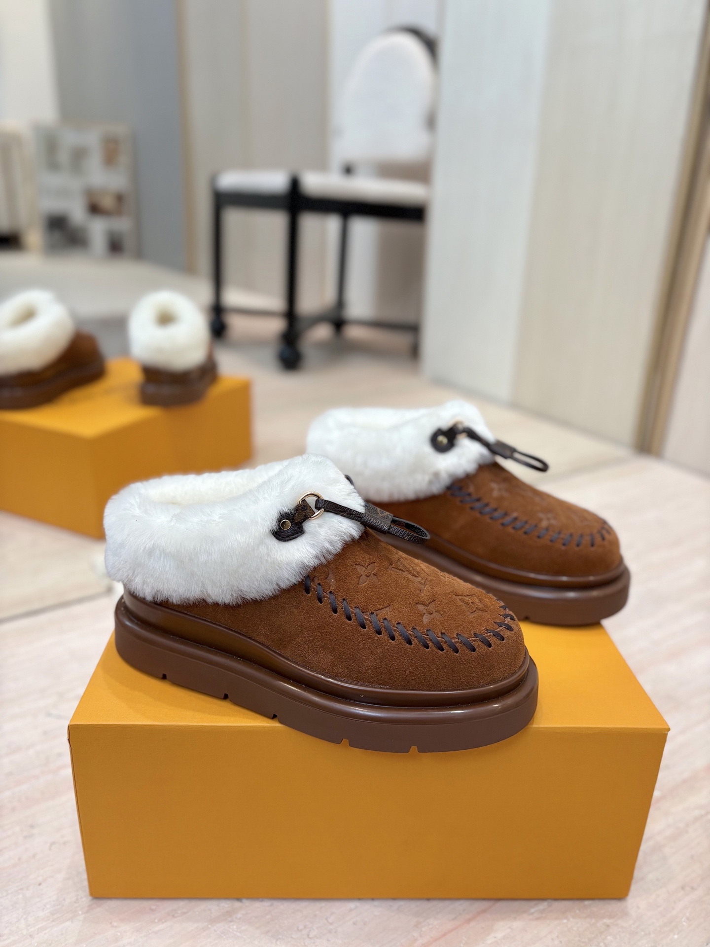 NO:630790,: (Top version) Louis Vuitton Louis Vuitton 25 new ski series snow boots are made of suede cow leather with a velvet texture and are lined with soft and warm shearling. The letter stitching on the upper and the inscribed buckle of the adjustable shoelaces enrich the brand details. The lightweight micro outsole completes the trendy style. The upper material is made of original imported first-layer cowhide. The inner lining is made of wool. The outsole is original molded outsole. Size 35-39 (40.41.42)  Customized (no return or exchange)) Packaging complete set of original drawer box, fur shoes, louis vuitton, louis vuitton, boots, cowhide19860909:（顶级版本） Louis Vuitton 路易威登 25新品滑雪系列 雪地靴 以绒面牛皮革呈现丝绒质感 搭配柔暖羊毛皮内衬 鞋面的 字母缝线和可调节鞋带的铭纹搭扣共同丰富品牌细节 轻盈微型外底完善潮流格调 鞋面面料采用原版进口头层牛皮 内里内里垫脚羊毛 大底原版开模大底 码数35-39（40.41.42 定做不退换） 包装全套原版抽屉盒,毛毛鞋,louis vuitton,louis vuitton,boots,cowhide,Women's Shoes