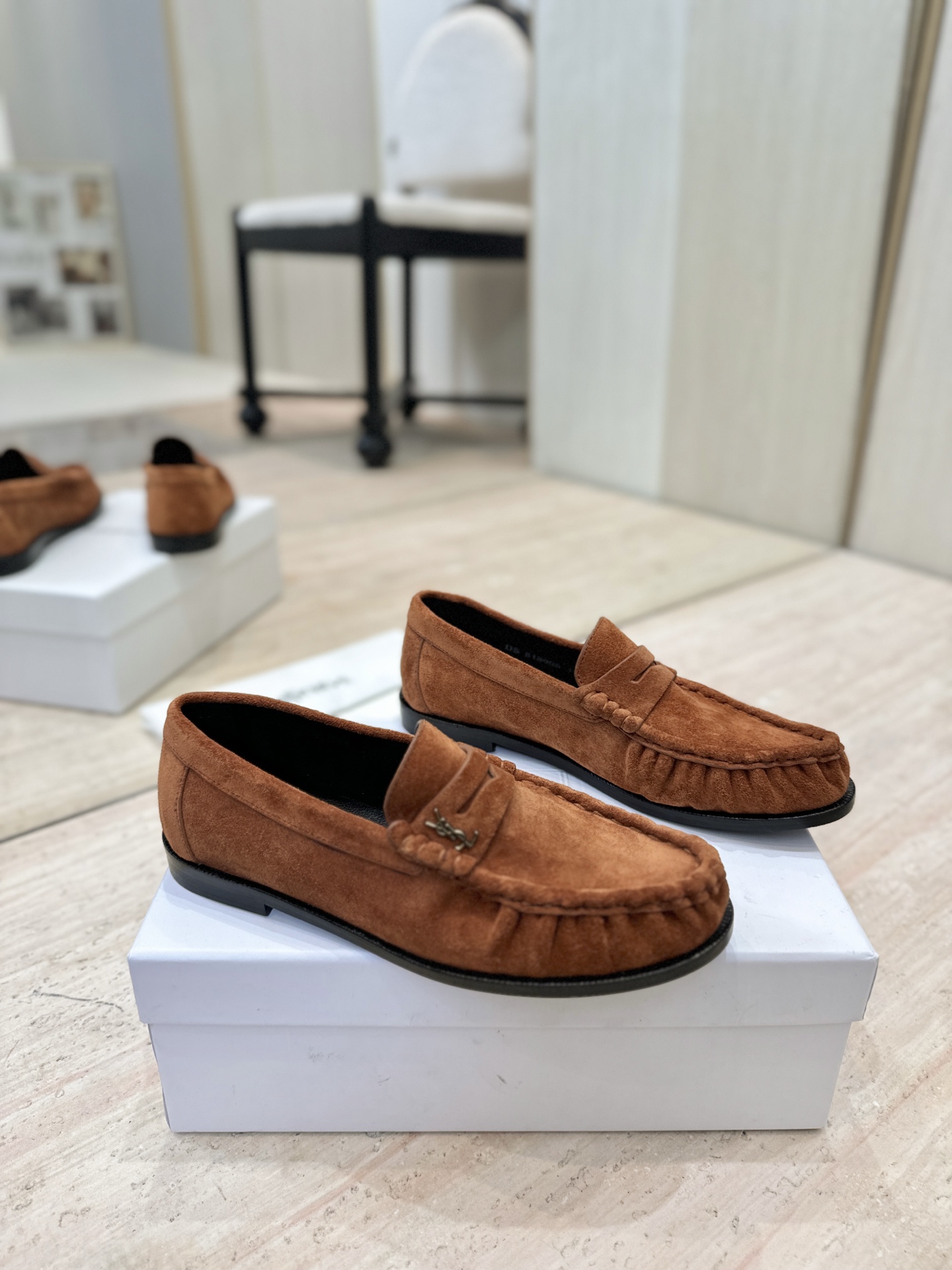 NO:815106,(Couple model) SAINT LAURENT/Yves Saint Laurent's new pleated loafer series. The relaxation of YSL girls is really taken care of. It is simply a high-end cheating device!  The pleated calf leather comes with a lazy filter, and the metal YSL logo is the finishing touch. The soft shoe shape does not have the restrictive feeling of stiff leather shoes. Stepping on your feet will make you look effortlessly fashionable!  Fabrics are customized cow leather/cow leather, lining imported sheep Beijing leather, foot pads mixed sheepskin, hardware original retro copper buckle, outsole Italian double-layer combination genuine leather outsole with copper nails, size 35-41 for women/39-45 for men (39.40.41 for women, 39.45 for men, customized and non-refundable), full set of the latest packaging, loafers and half slippers, saint laurent, saint laurent, saint  laurent,loafers,sheepskin,sheep,leather soles19860909（情侣款） SAINT LAURENT/圣罗兰新款褶皱乐福鞋系列 YSL女孩的松弛感真的被狠狠拿捏 简直是高级感作弊器本器！ 褶皱小牛京皮自带慵懒滤镜,金属YSL 标一整个点睛之笔,软乎乎的鞋型完全没有硬挺皮鞋的束缚感,踩上脚就是毫不费力的时髦精本精！ 面料定制牛花皮/牛京皮 内里进口羊京皮 垫脚混种羊皮 五金原版复古铜扣 大底意大利双层组合真皮大底带铜钉 码数女35-41/男39-45(女39.40.41男39.45定制不退换) 包装全套最新款包装,乐福鞋半拖,saint laurent,saint laurent,saint laurent,loafers,sheepskin,sheep,Leather soles,Women's Shoes