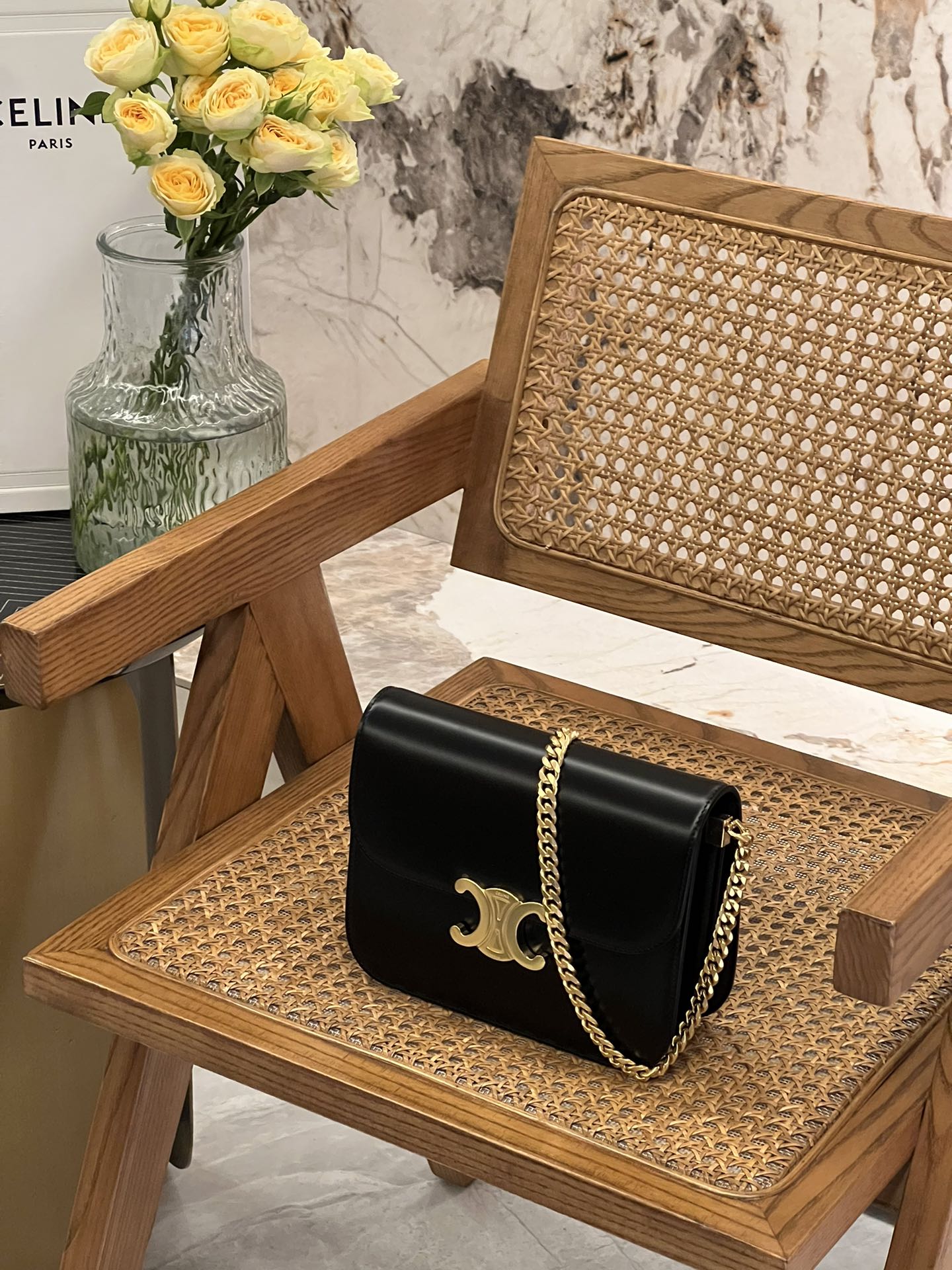 NO:197652,Genuine Arc de Triomphe chain bag Celine College TRIOMPHE Multi-angle cutting chain, not easy to fade, too exquisite~ The organ-style design is shiny cowhide with sheepskin inner lining, capacity three compartments, softer than traditional postman bag, can be installed, can be cross-backed, underarm 113583 Size 20-15.5-6cm, Celine,celine,celine,cowhide,sheepskin19860909正品级 凯旋门链条包Celine College TRIOMPHE  多角度切割链条 不易掉色 太精致啦～ 风琴式设计亮泽牛皮配羊皮内里 ,容量三个隔层 比传统邮差包更加柔软 能装,可斜背 腋下113583 尺寸20-15.5-6cm,赛琳celine,celine,celine,cowhide,sheepskin,Bag