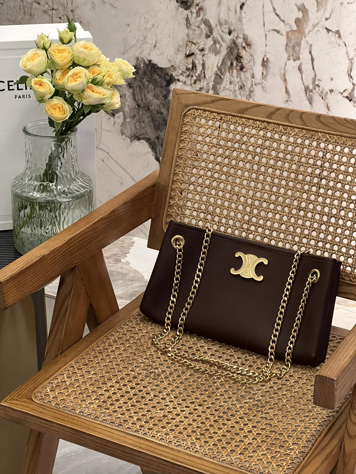 NO:197687,Genuine grade new double-chain bag newspaper chain bag very high-end gold chain matching, integrating chain and metal Arc de Triomphe logo The overall texture is full, with multiple back methods, snap-on opening and closing, which can meet different occasions and outfits. The design is as versatile as ever, super beautiful. Fully open aura 114253 Size 31-16-6cm, Celine,celine,celine19860909正品级 新款双链条包 newspaper chain bag 非常高级的金色链条搭配,融入链条及金属凯旋门 logo 整体质感拉满,多种背法,按扣开合,可满足不同场合及穿搭,设计一如既往百搭,超好看 气场全开 114253 尺寸31-16-6cm,赛琳celine,celine,celine,Bag