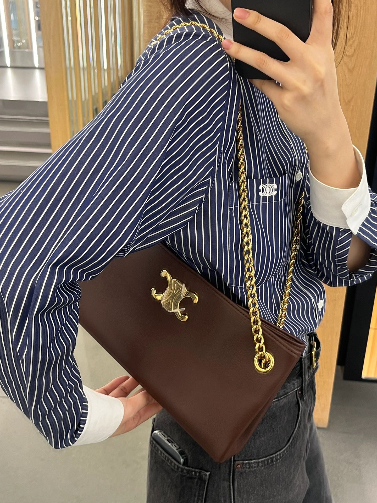 NO:197644,Celine's new newspaper bag full name newsaer chain bag chain can be one shoulder, crossbody, and can be adjusted to flow bag back method black maroon two colors available, Celine, celine, celine19860909Celine新品报纸包 全称newsaer chain bag 链条可单肩可斜挎还可调节成流量包背法 黑色栗色两色可选,赛琳celine,celine,celine,Bag