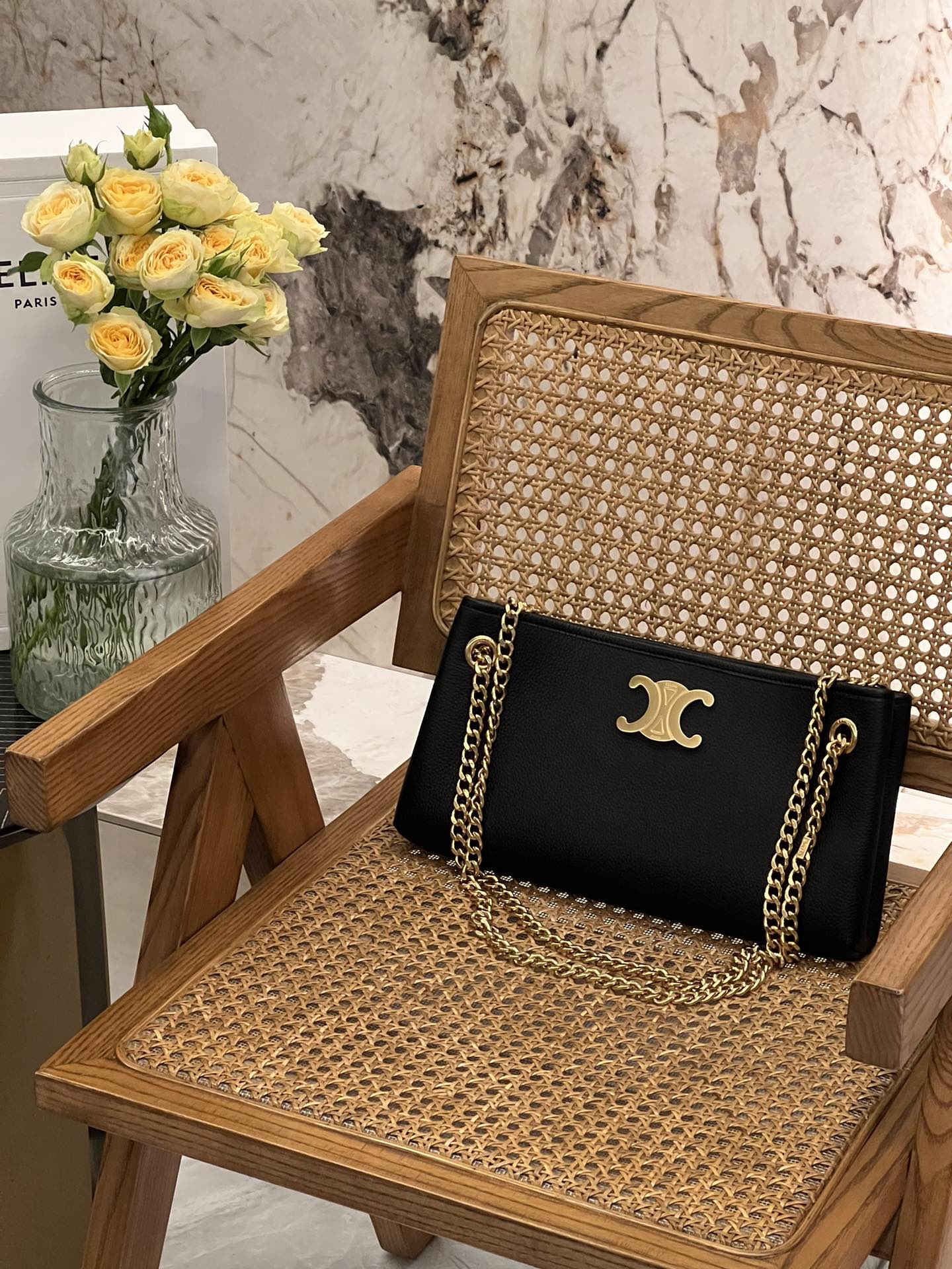 NO:197649,Genuine grade new double-chain bag newspaper chain bag very high-end gold chain matching, integrating chain and metal Arc de Triomphe logo The overall texture is full, with multiple back methods, snap-on opening and closing, which can meet different occasions and outfits. The design is as versatile as ever, super beautiful. Fully open aura 114253 Size 31-16-6cm, Celine,celine,celine19860909正品级 新款双链条包 newspaper chain bag 非常高级的金色链条搭配,融入链条及金属凯旋门 logo 整体质感拉满,多种背法,按扣开合,可满足不同场合及穿搭,设计一如既往百搭,超好看 气场全开 114253 尺寸31-16-6cm,赛琳celine,celine,celine,Bag