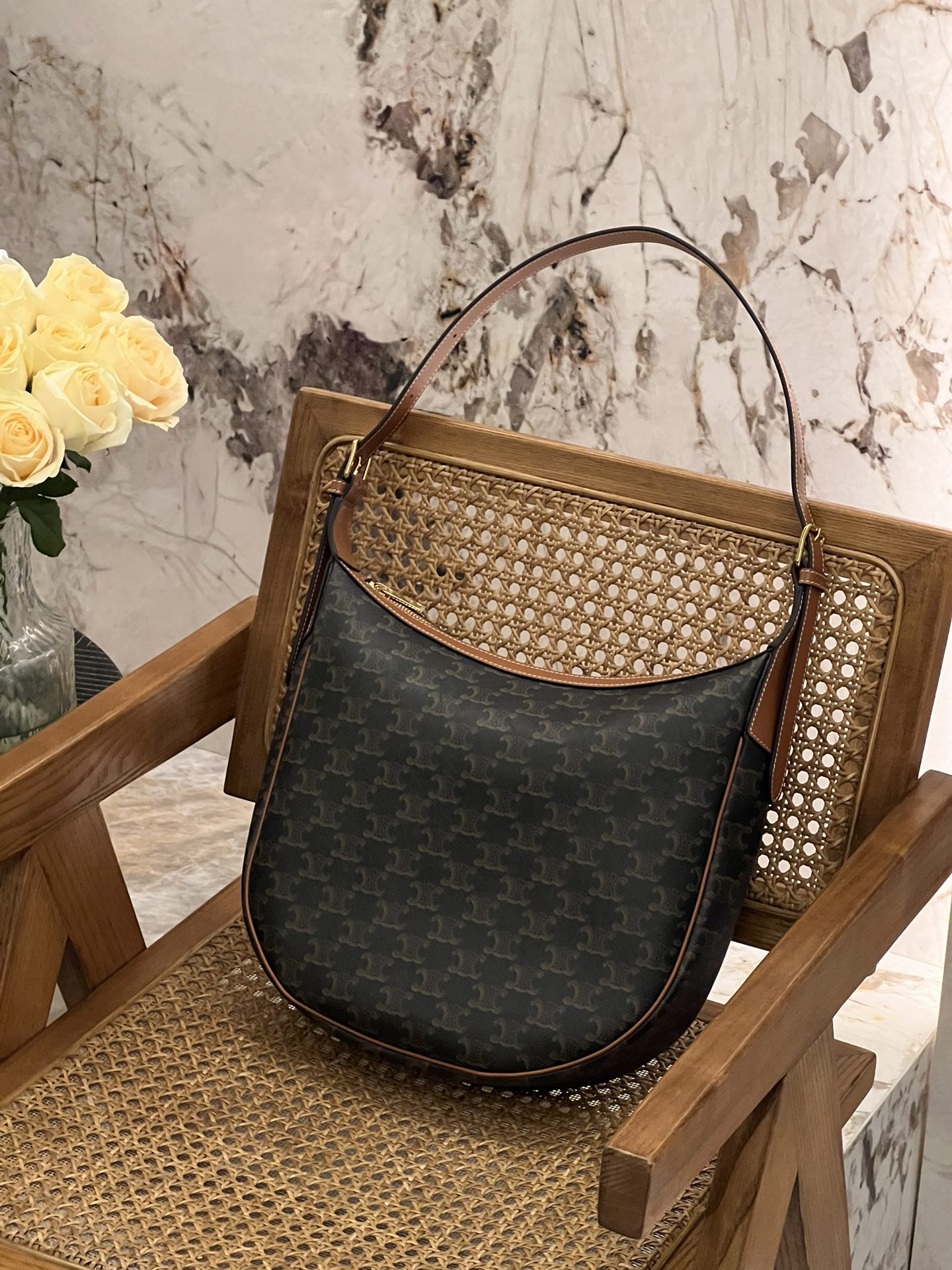 NO:197672,Genuine grade HELOISE logo printed cowhide handbag shoulder style Zipper closure, 1 main compartment, adjustable shoulder strap Minimum length of shoulder strap 28cm Maximum length of 37cm Size 30-28.5-8cm 114713, Celine, Celine, Celine, cowhide19860909正品级 HELOISE标志印花牛皮革手袋 肩背款 拉链开合,1个主隔层,可调节肩带 肩带最小长度28cm 最大长度37cm 尺寸30-28.5-8cm 114713,赛琳celine,celine,celine,cowhide,Bag