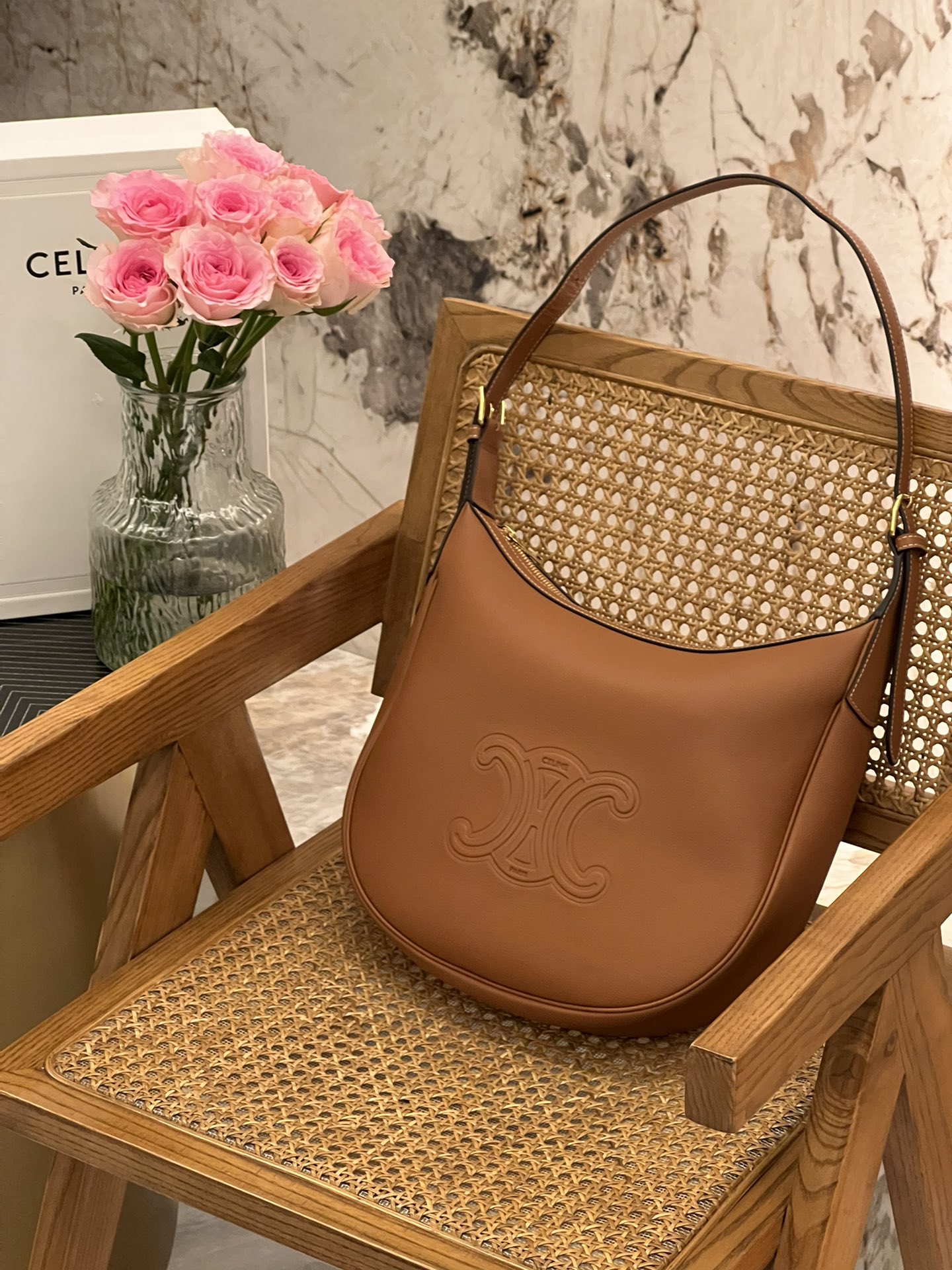 NO:197660,Genuine grade HELOISE logo printed cowhide bag shoulder back style Zipper closure, 1 main compartment, adjustable shoulder strap Minimum length of shoulder strap 28cm Maximum length of 37cm Size 30-28.5-8cm, 114713, Celine, Celine, Celine, cowhide19860909正品级 HELOISE标志印花牛皮革手袋 肩背款 拉链开合,1个主隔层,可调节肩带 肩带最小长度28cm 最大长度37cm 尺寸30-28.5-8cm,114713,赛琳celine,celine,celine,cowhide,Bag