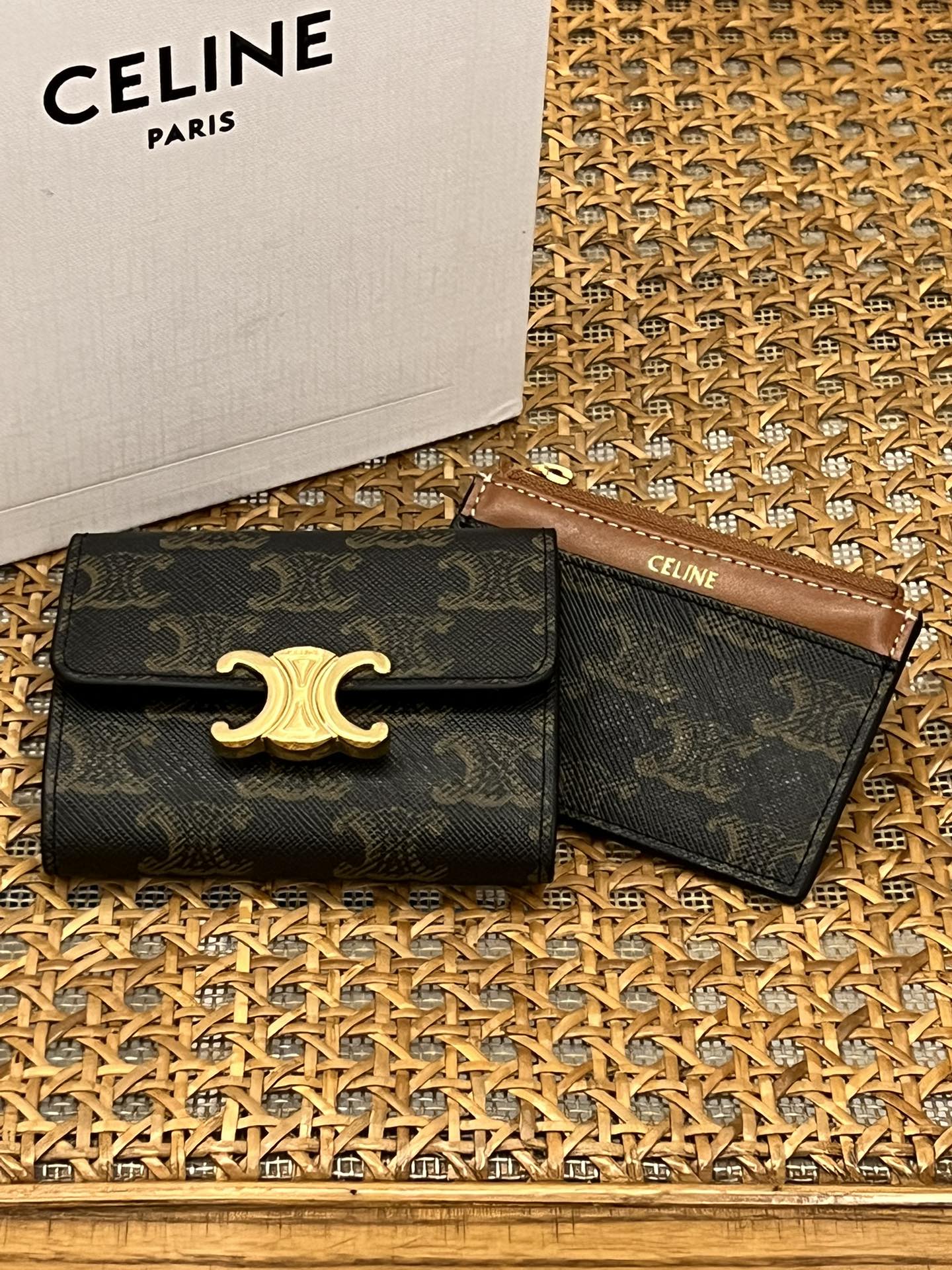 [Celine Wallets]TRIOMPHE Shiny cow leather short change purse TRIOMPHE Metall