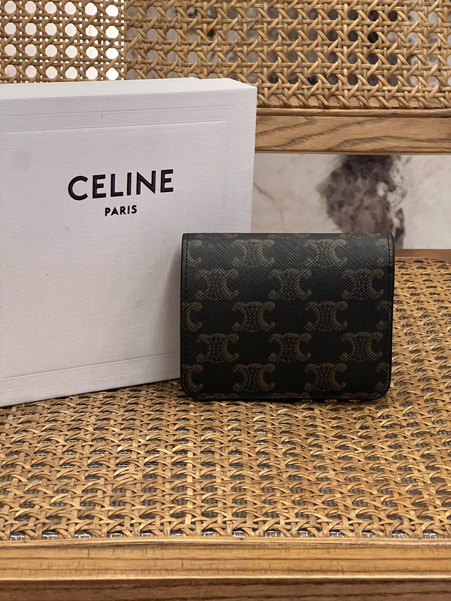 [Celine Wallets]TRIOMPHE metal snap opening and closing 1 zipper money bag a