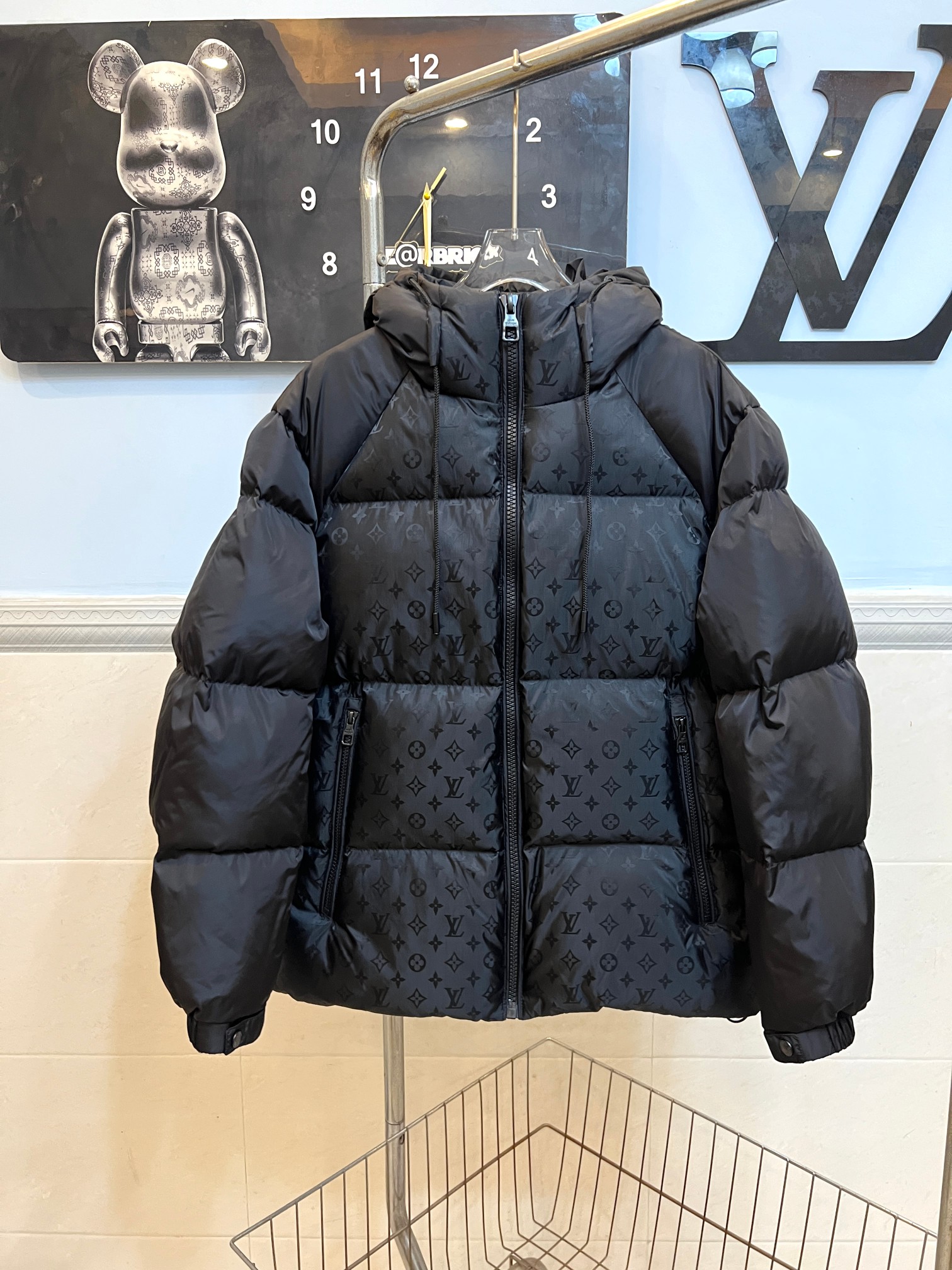 P450 LOUIS VUITTON La nueva y moderna chaqueta de plumón estampada con estampado completo para presbicia con capucha de…