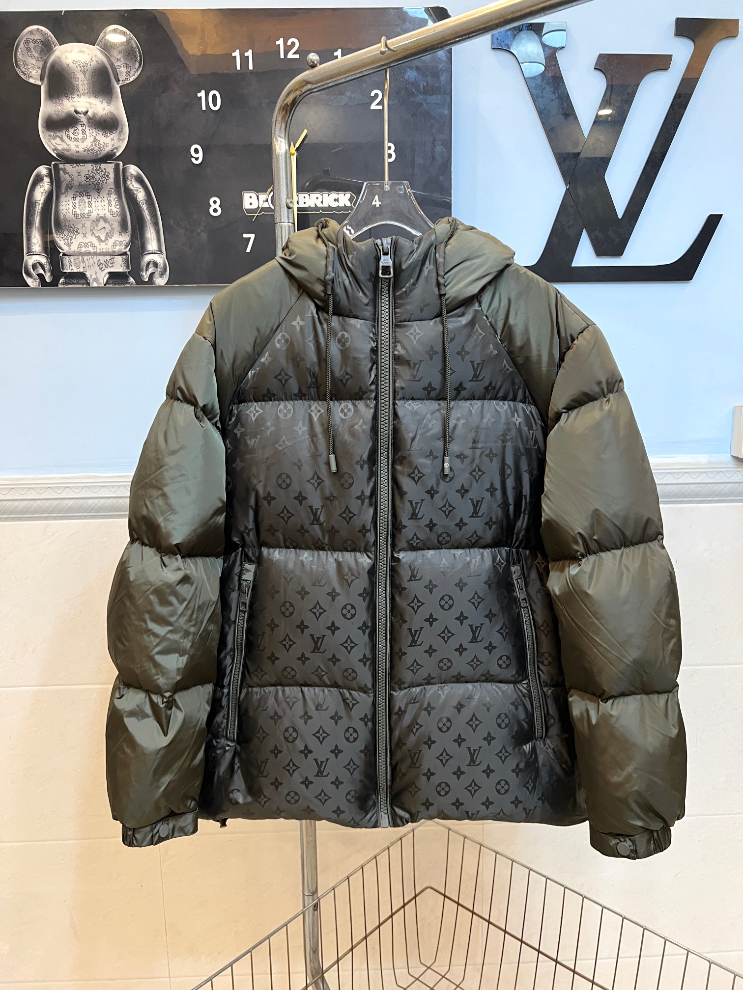 P480 número de modelo 934 LOUIS VUITTON La nueva y moderna chaqueta de plumas estampada con estampado completo para pre…