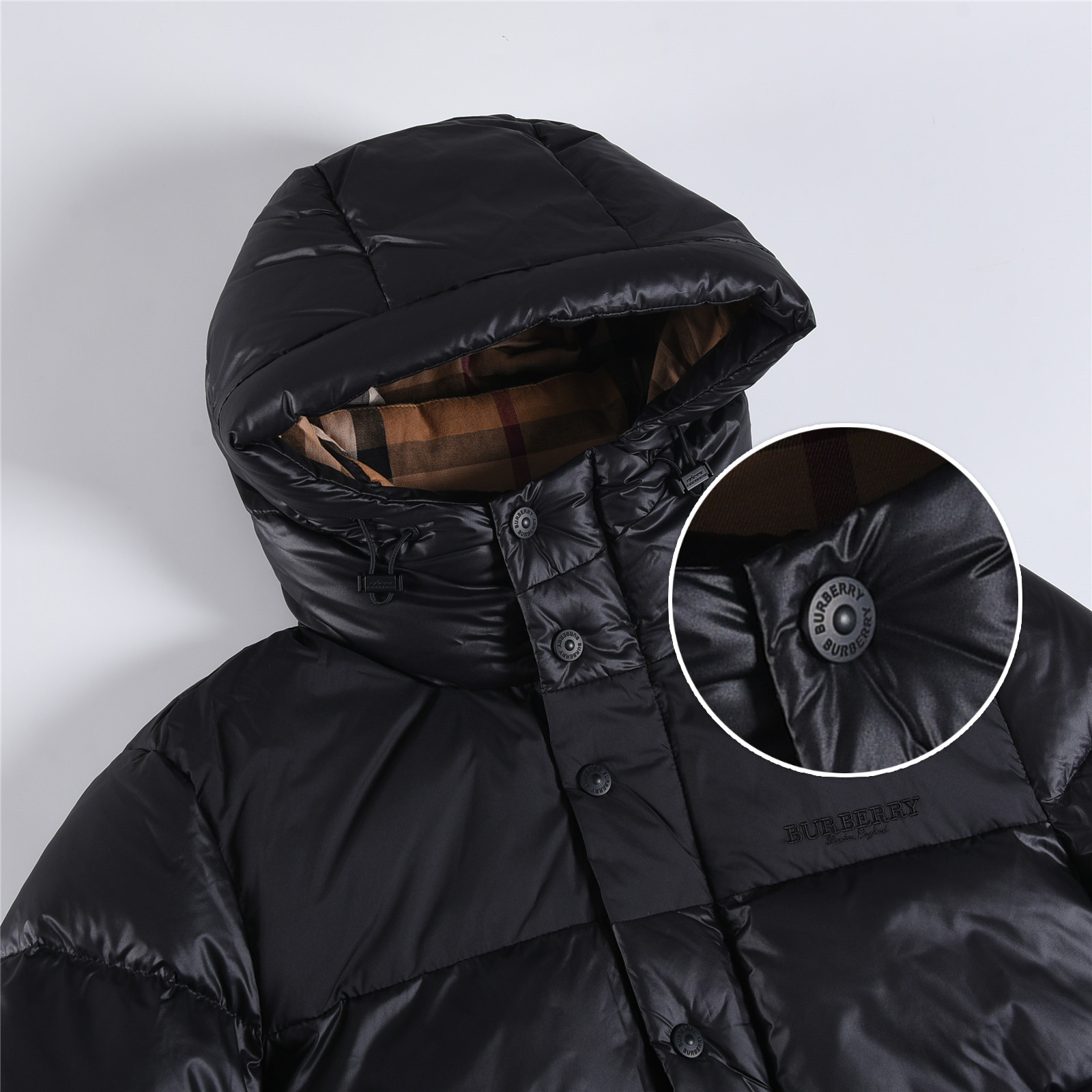 #正品级：𝗕𝘂𝗿𝗯𝗲𝗿𝗿𝘆博柏利 /巴宝莉 秋冬新品经典双拼字母徽章时尚连帽羽绒服男女款#B05# 𝗦𝗶