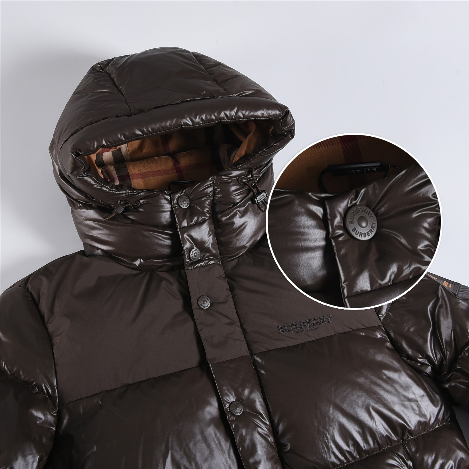 #正品级：𝗕𝘂𝗿𝗯𝗲𝗿𝗿𝘆博柏利 /巴宝莉 秋冬新品经典双拼字母徽章时尚连帽羽绒服男女款#B05# 𝗦𝗶