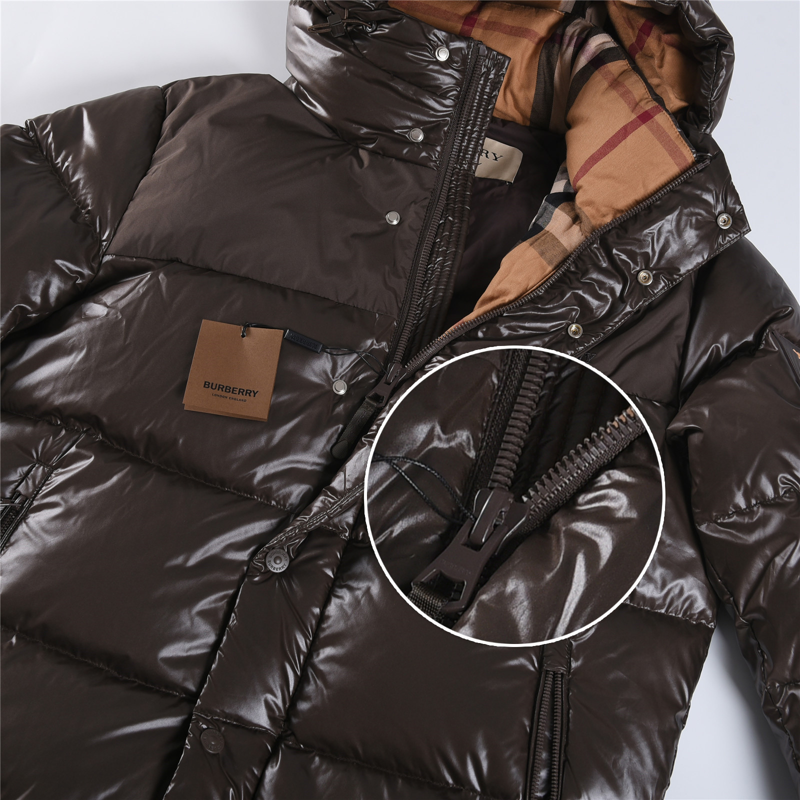 #正品级：𝗕𝘂𝗿𝗯𝗲𝗿𝗿𝘆博柏利 /巴宝莉 秋冬新品经典双拼字母徽章时尚连帽羽绒服男女款#B05# 𝗦𝗶