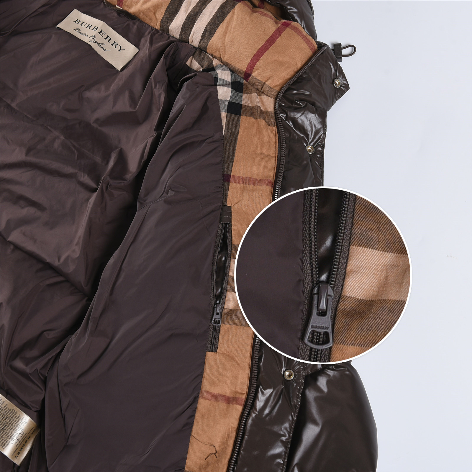 #正品级：𝗕𝘂𝗿𝗯𝗲𝗿𝗿𝘆博柏利 /巴宝莉 秋冬新品经典双拼字母徽章时尚连帽羽绒服男女款#B05# 𝗦𝗶