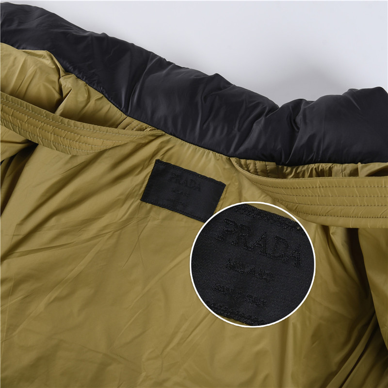 #正品级:𝑷𝒓𝒂𝒅𝒂|普拉达𝑭𝑾25 秋冬新品轻奢休闲立领羽绒服男女款## 𝑺𝒊𝒛𝒆:𝟰𝟴# 𝟱𝟬# 𝟱