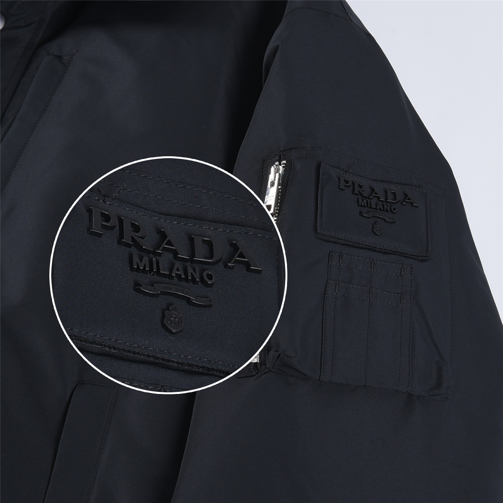 #正品级:𝑷𝒓𝒂𝒅𝒂|普拉达𝑭𝑾25 秋冬新品轻奢休闲超宽松版型中长款连帽羽绒服男女款## 𝑺𝒊𝒛𝒆:𝟰