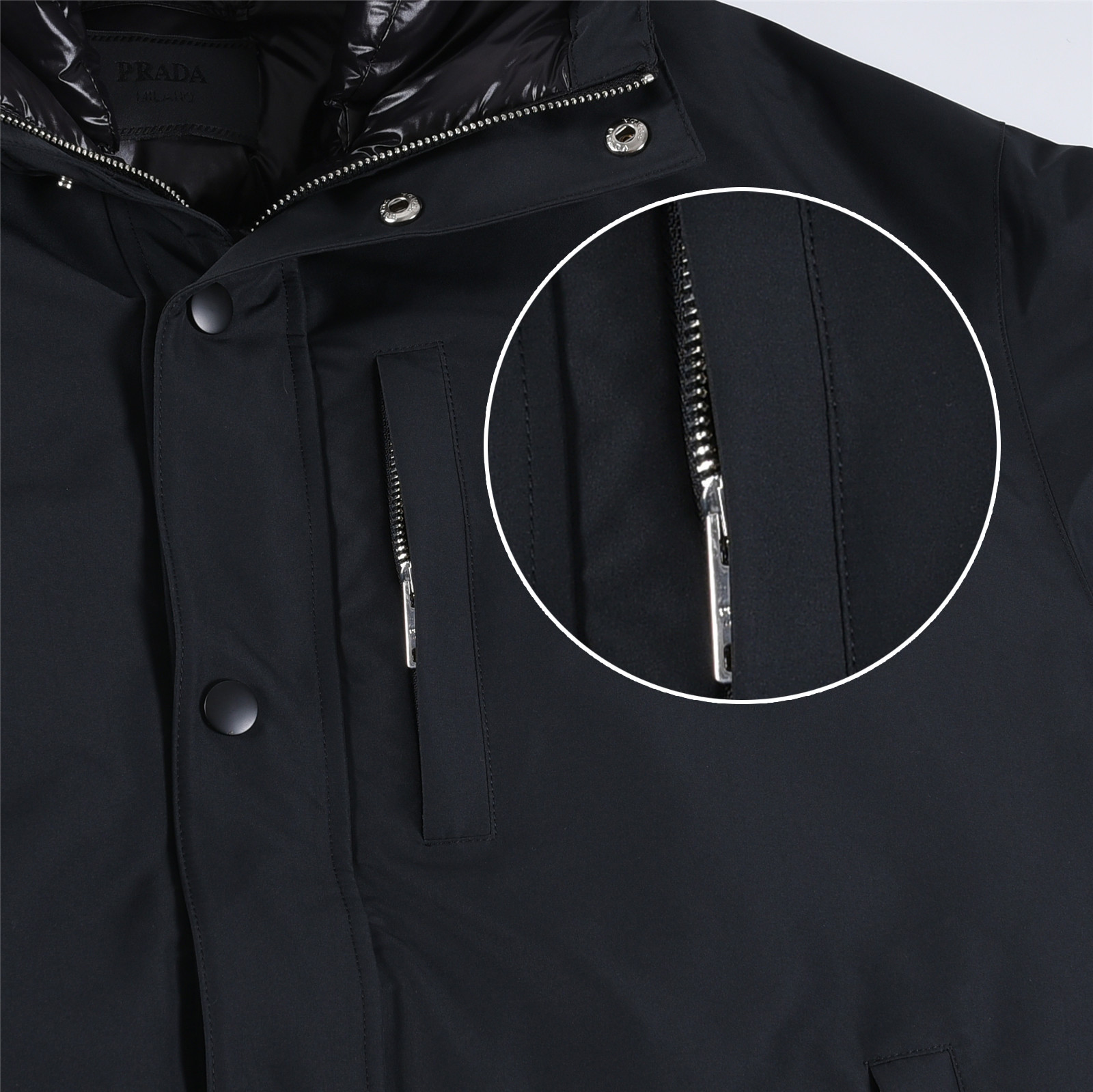 #正品级:𝑷𝒓𝒂𝒅𝒂|普拉达𝑭𝑾25 秋冬新品轻奢休闲超宽松版型中长款连帽羽绒服男女款## 𝑺𝒊𝒛𝒆:𝟰