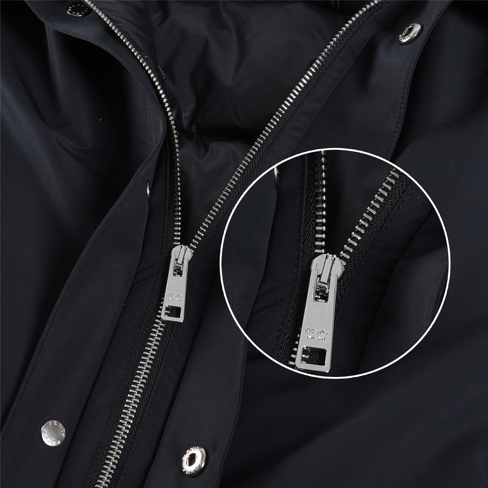 #正品级:𝑷𝒓𝒂𝒅𝒂|普拉达𝑭𝑾25 秋冬新品轻奢休闲超宽松版型中长款连帽羽绒服男女款## 𝑺𝒊𝒛𝒆:𝟰