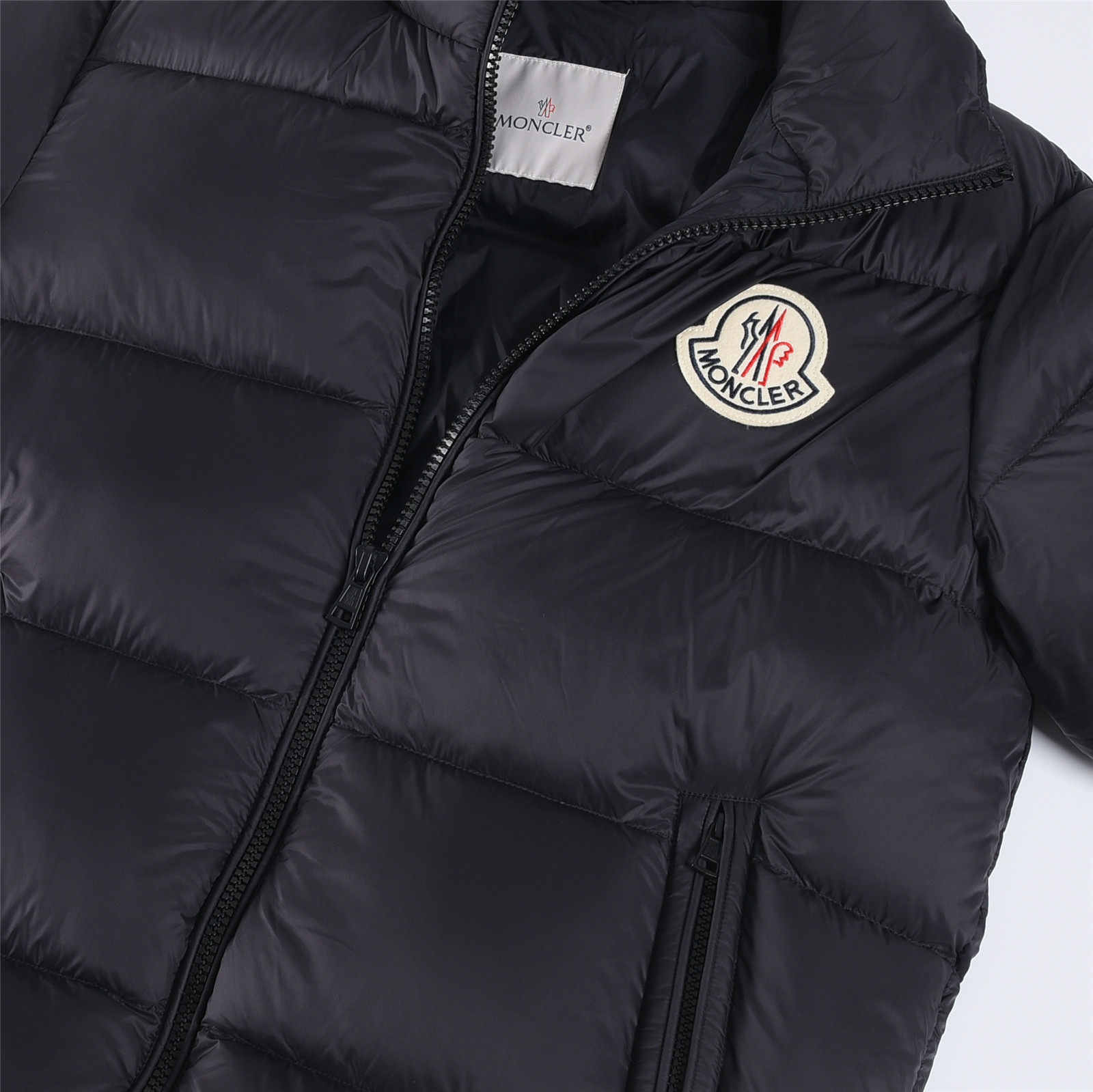 Moncler Citala Chaqueta Acolchada con Logo, Diseño Moderno y Ligero 7 a1758177805544 1075