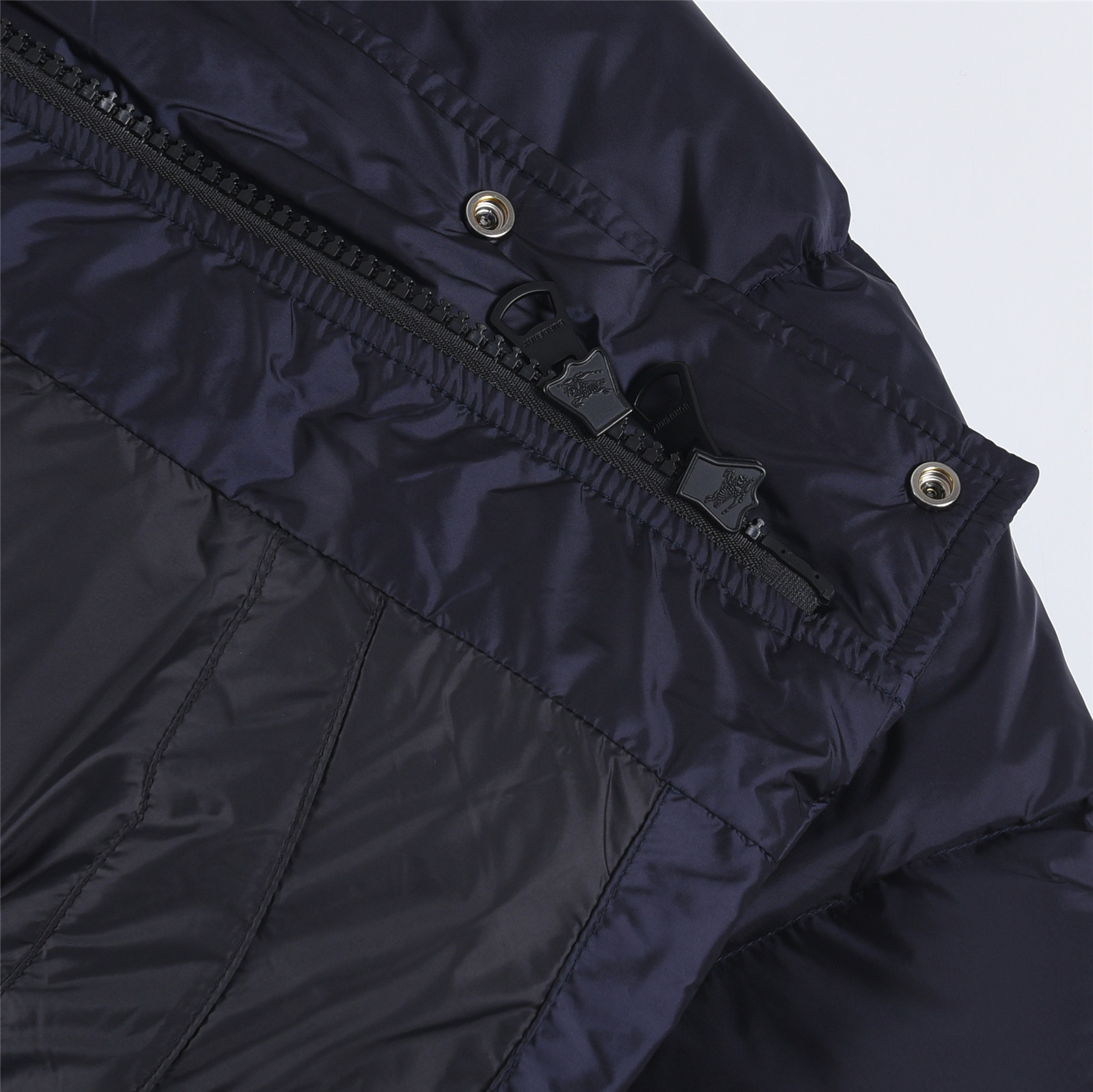 #正品级:𝗕𝘂𝗿𝗯𝗲𝗿𝗿𝘆博柏利 /巴宝莉 FW25 秋冬新品锦纶纯色时尚连帽羽绒服男女款#B06# 𝗦