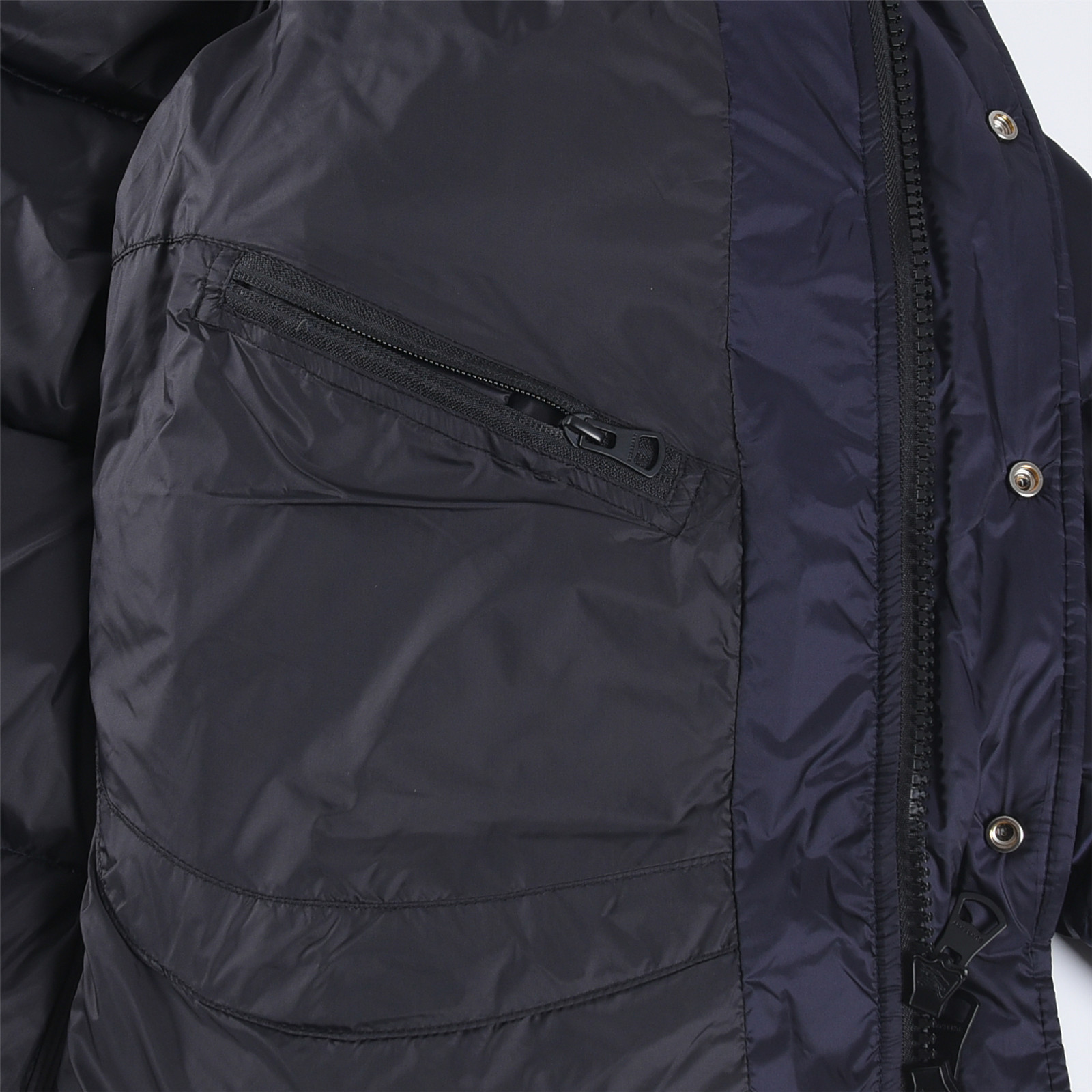 #正品级:𝗕𝘂𝗿𝗯𝗲𝗿𝗿𝘆博柏利 /巴宝莉 FW25 秋冬新品锦纶纯色时尚连帽羽绒服男女款#B06# 𝗦