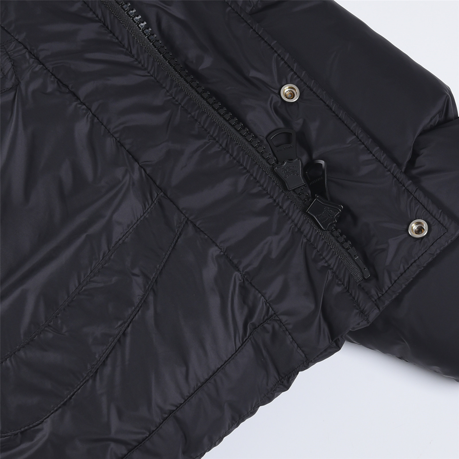 #正品级：𝗕𝘂𝗿𝗯𝗲𝗿𝗿𝘆博柏利 /巴宝莉 FW25 秋冬新品锦纶纯色时尚连帽羽绒服男女款#B06# 𝗦