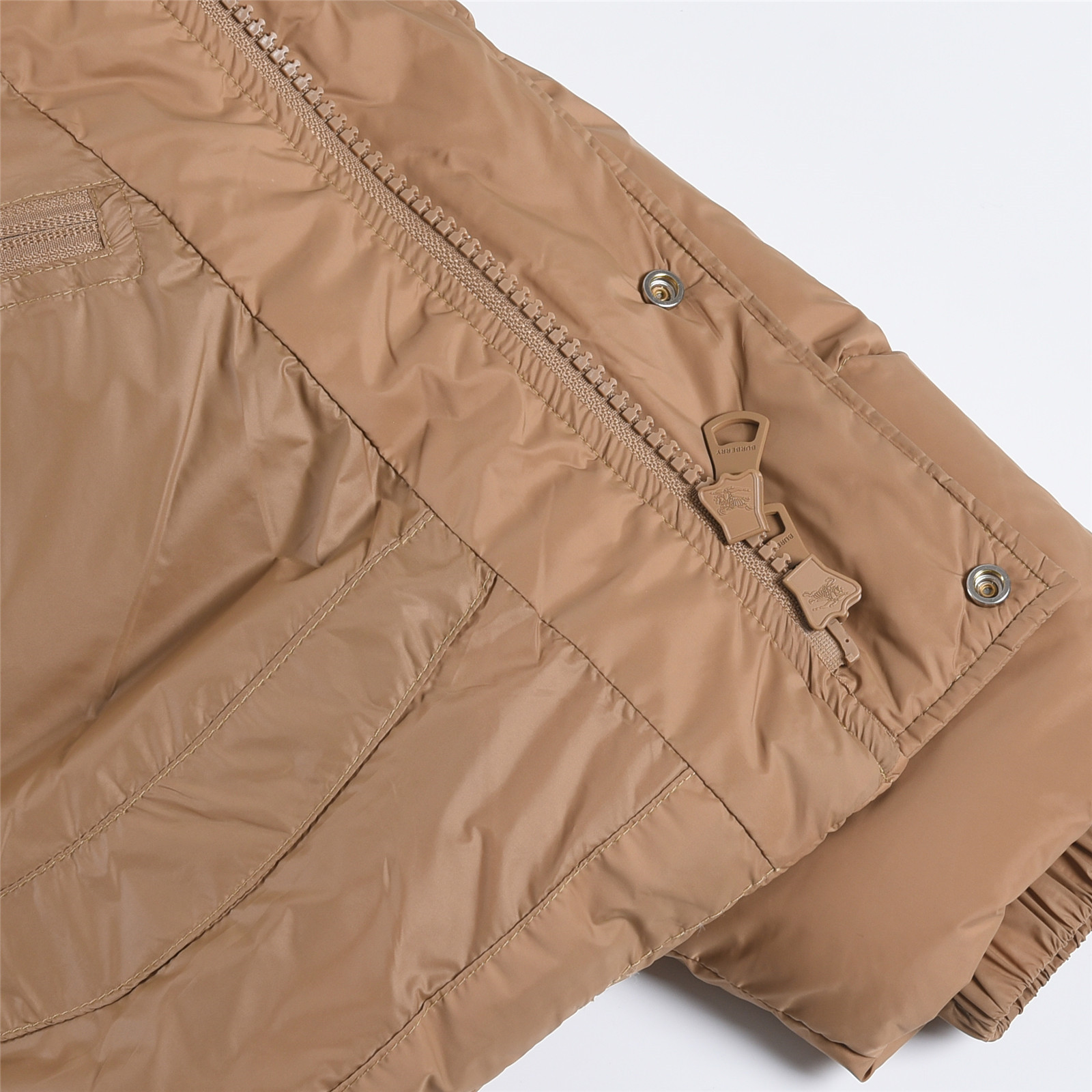 #正品级：𝗕𝘂𝗿𝗯𝗲𝗿𝗿𝘆博柏利 /巴宝莉 FW25 秋冬新品锦纶纯色时尚连帽羽绒服男女款#B06# 𝗦