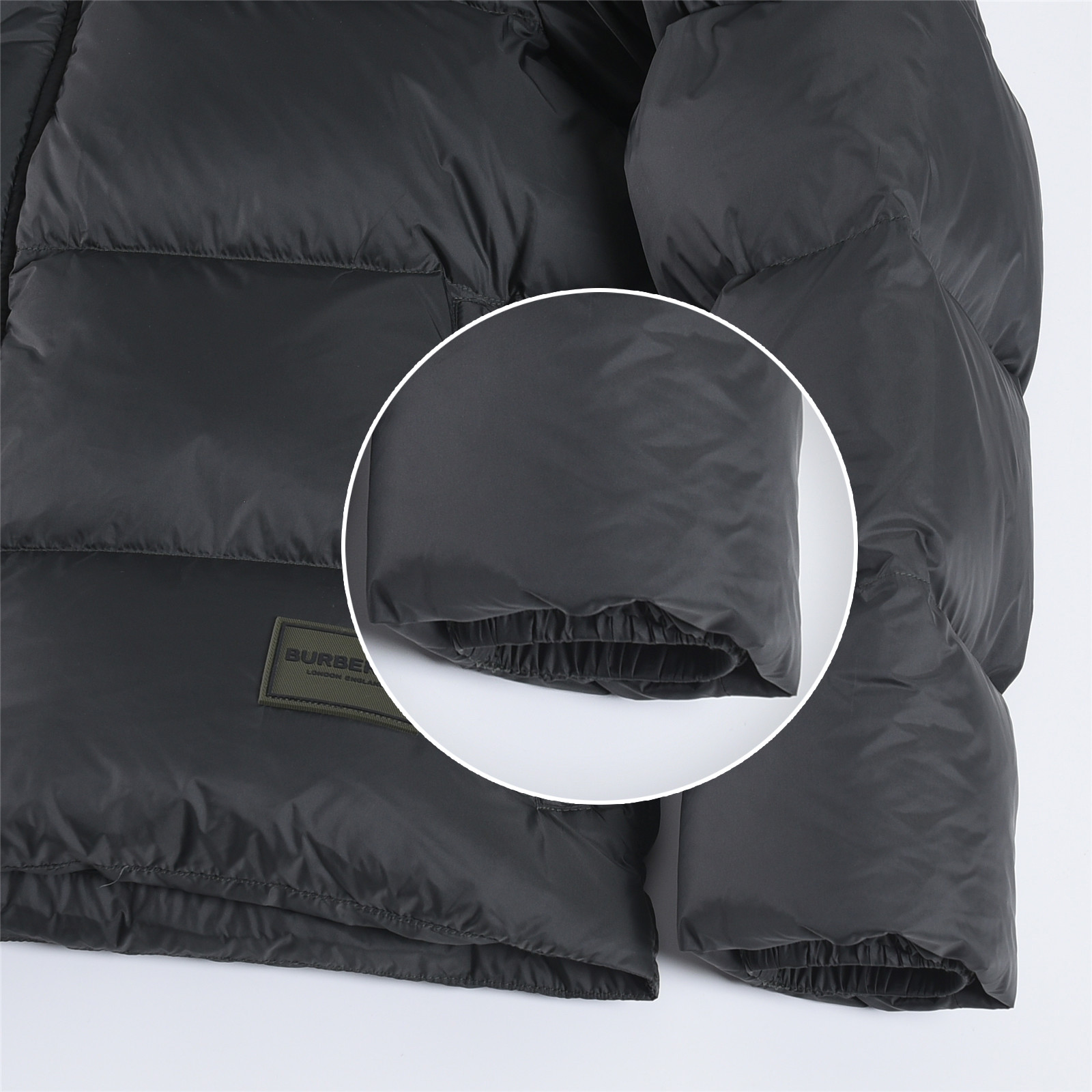 #正品级：𝗕𝘂𝗿𝗯𝗲𝗿𝗿𝘆博柏利 /巴宝莉 FW25 秋冬新品锦纶纯色时尚连帽羽绒服男女款#B06# 𝗦