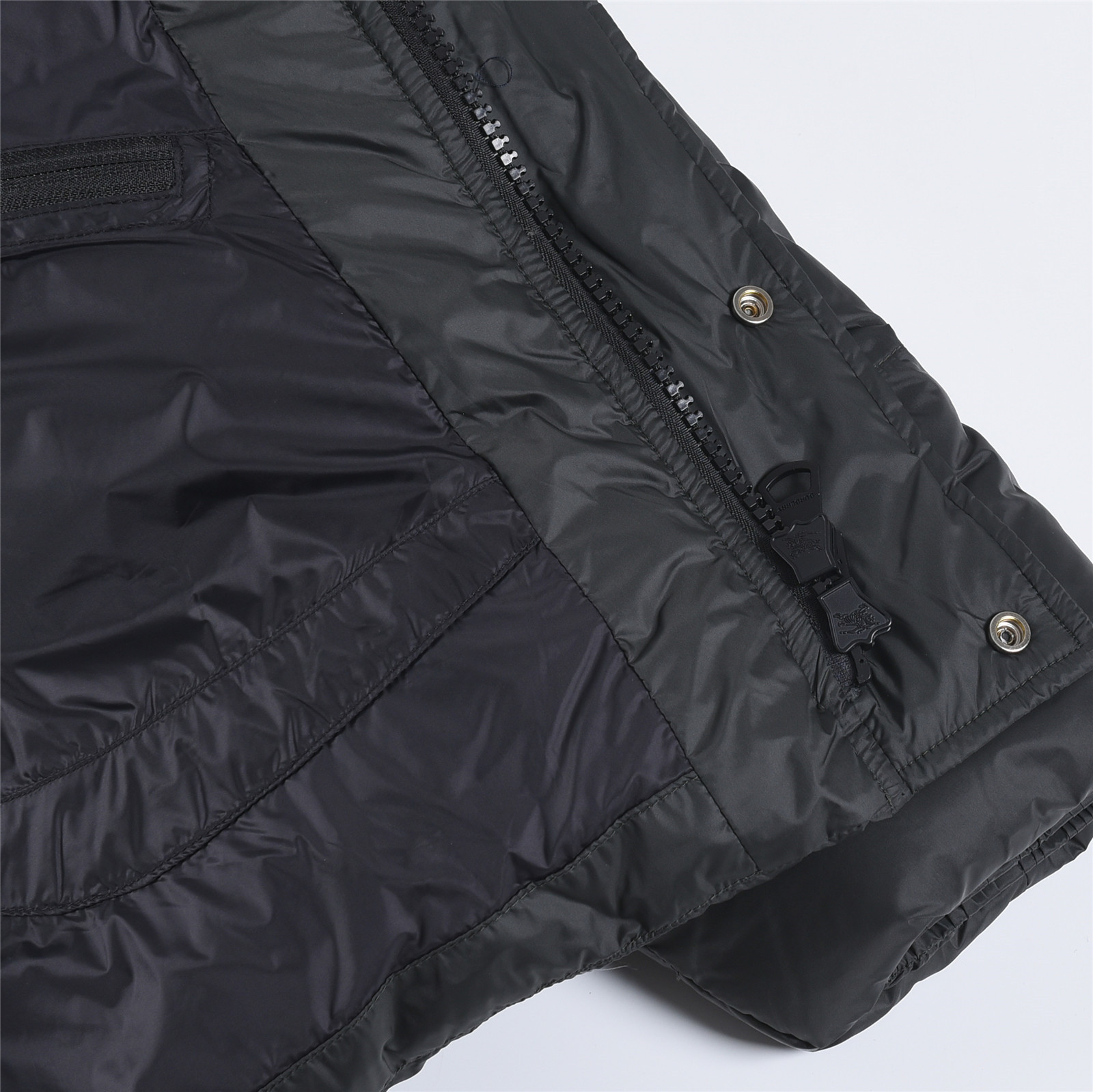 #正品级：𝗕𝘂𝗿𝗯𝗲𝗿𝗿𝘆博柏利 /巴宝莉 FW25 秋冬新品锦纶纯色时尚连帽羽绒服男女款#B06# 𝗦