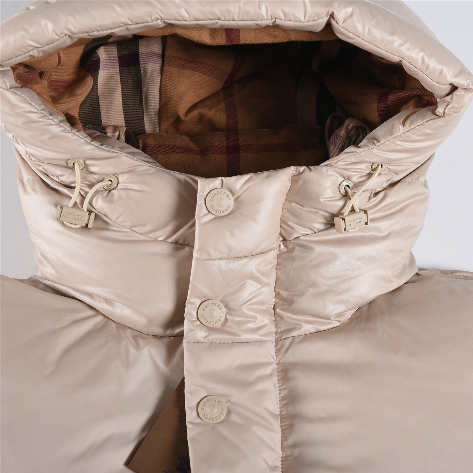 #正品级:𝗕𝘂𝗿𝗯𝗲𝗿𝗿𝘆博柏利 /巴宝莉 秋冬新品经典双拼字母徽章时尚连帽羽绒服男女款#B05# 𝗦𝗶