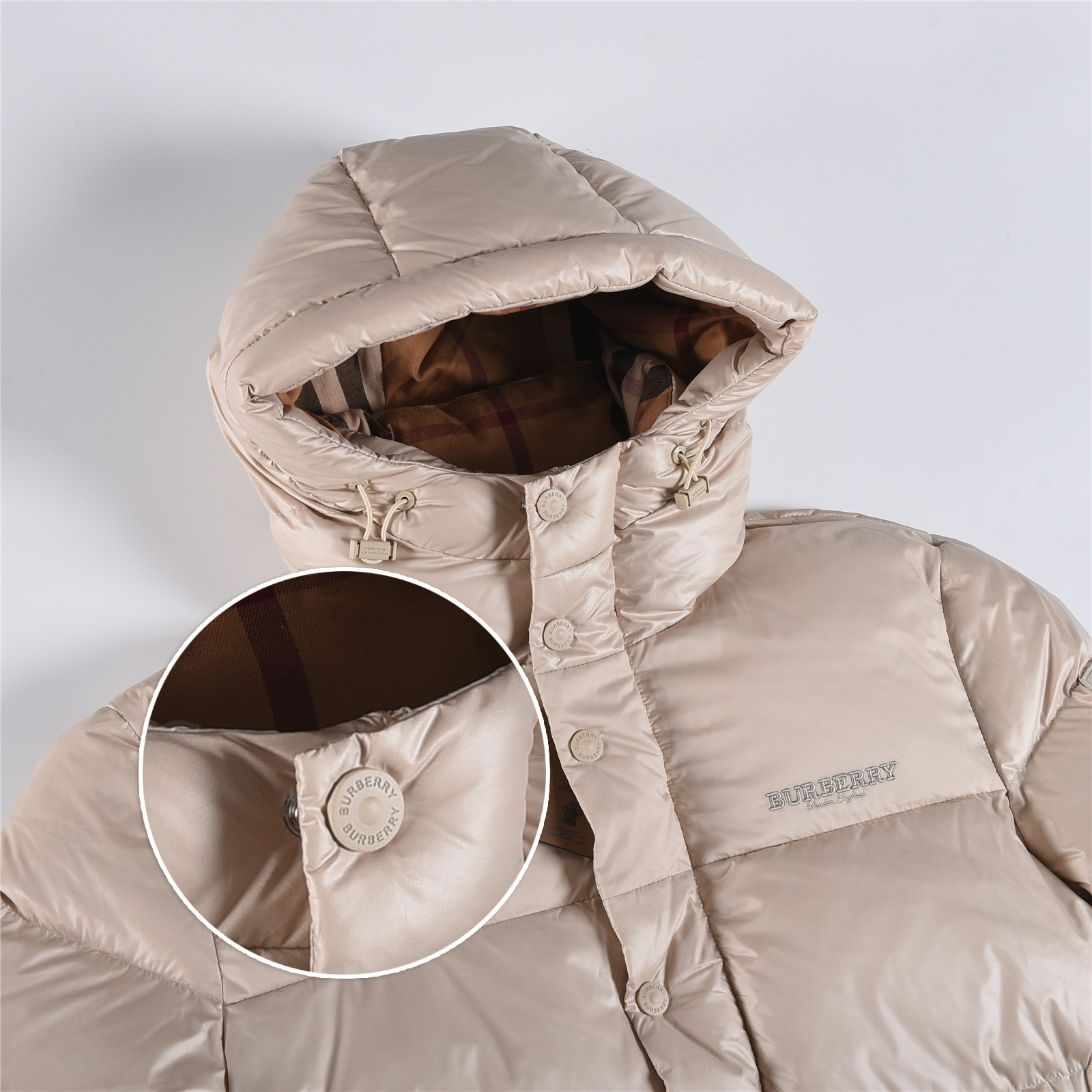 #正品级:𝗕𝘂𝗿𝗯𝗲𝗿𝗿𝘆博柏利 /巴宝莉 秋冬新品经典双拼字母徽章时尚连帽羽绒服男女款#B05# 𝗦𝗶